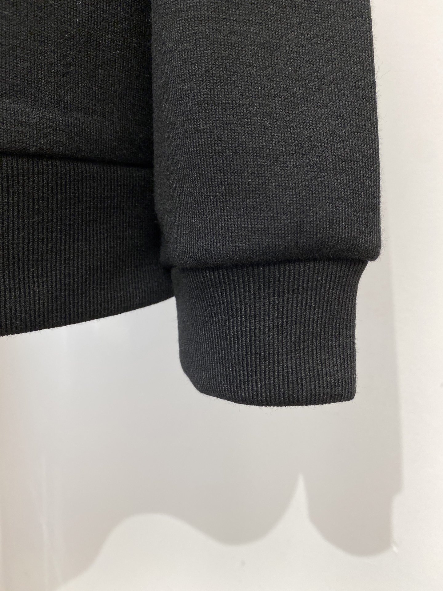 Brunello Cucinelli、2025新品长袖卫衣，帅气时尚，简约百搭款。胸前精致刺绣图案字母l