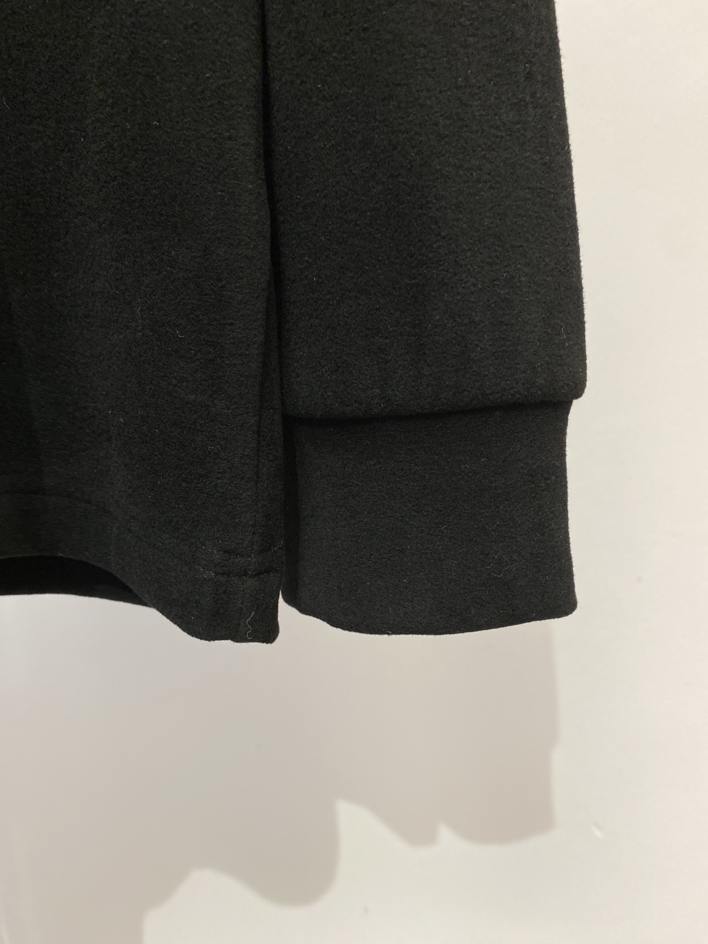 ￼ Brunello Cucinelli、2025新品长袖卫衣，帅气时尚，简约百搭款。胸前精致刺绣图案字