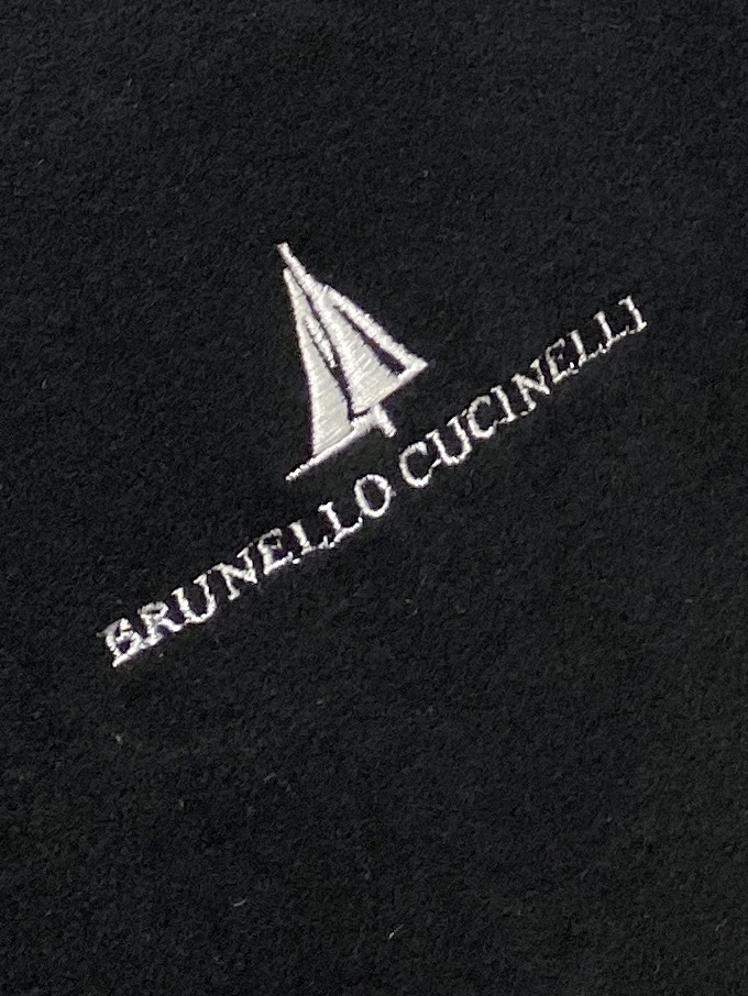 ￼ Brunello Cucinelli、2025新品长袖卫衣，帅气时尚，简约百搭款。胸前精致刺绣图案字
