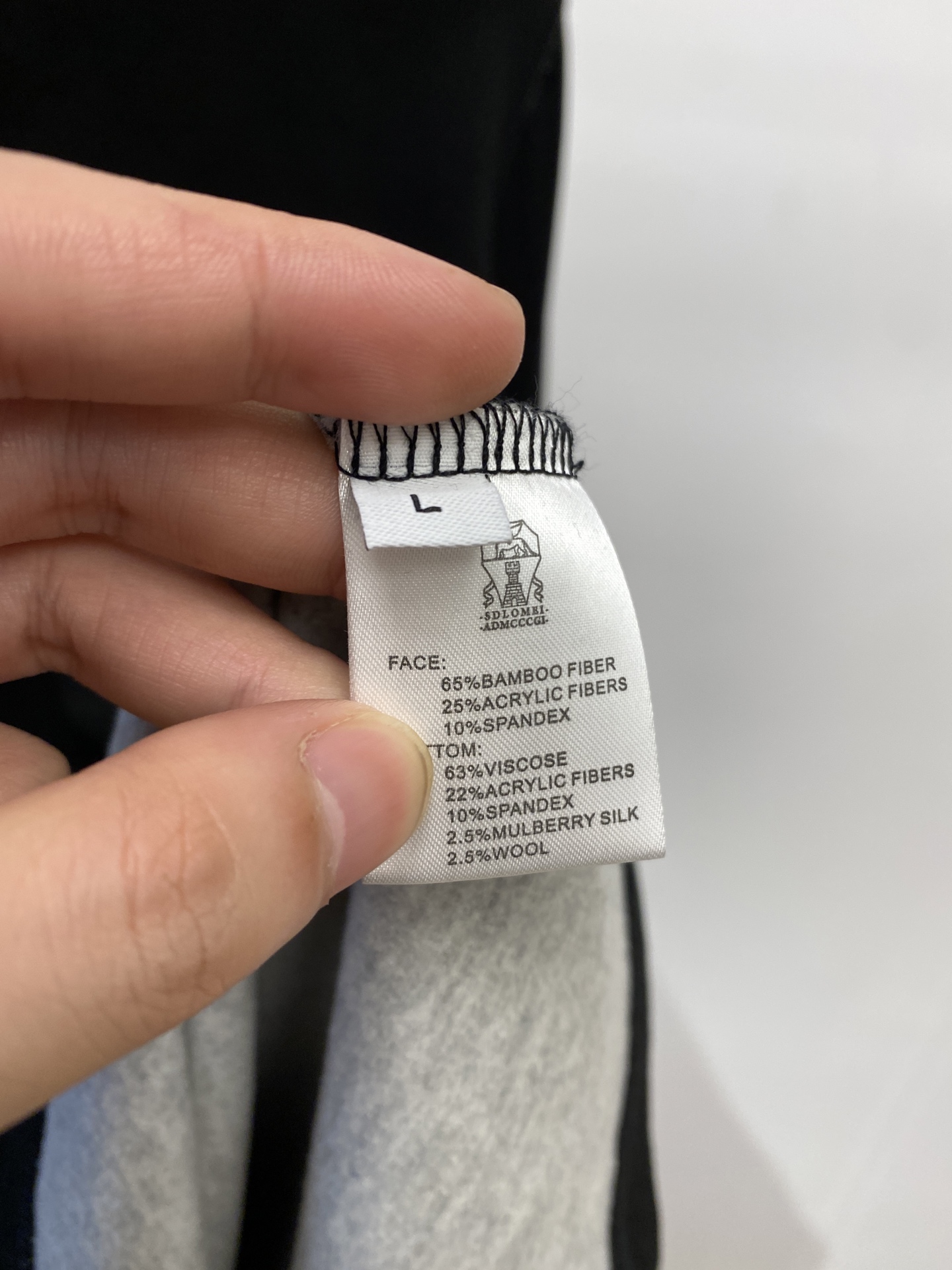 ￼ Brunello Cucinelli、2025新品长袖卫衣，帅气时尚，简约百搭款。胸前精致刺绣图案字