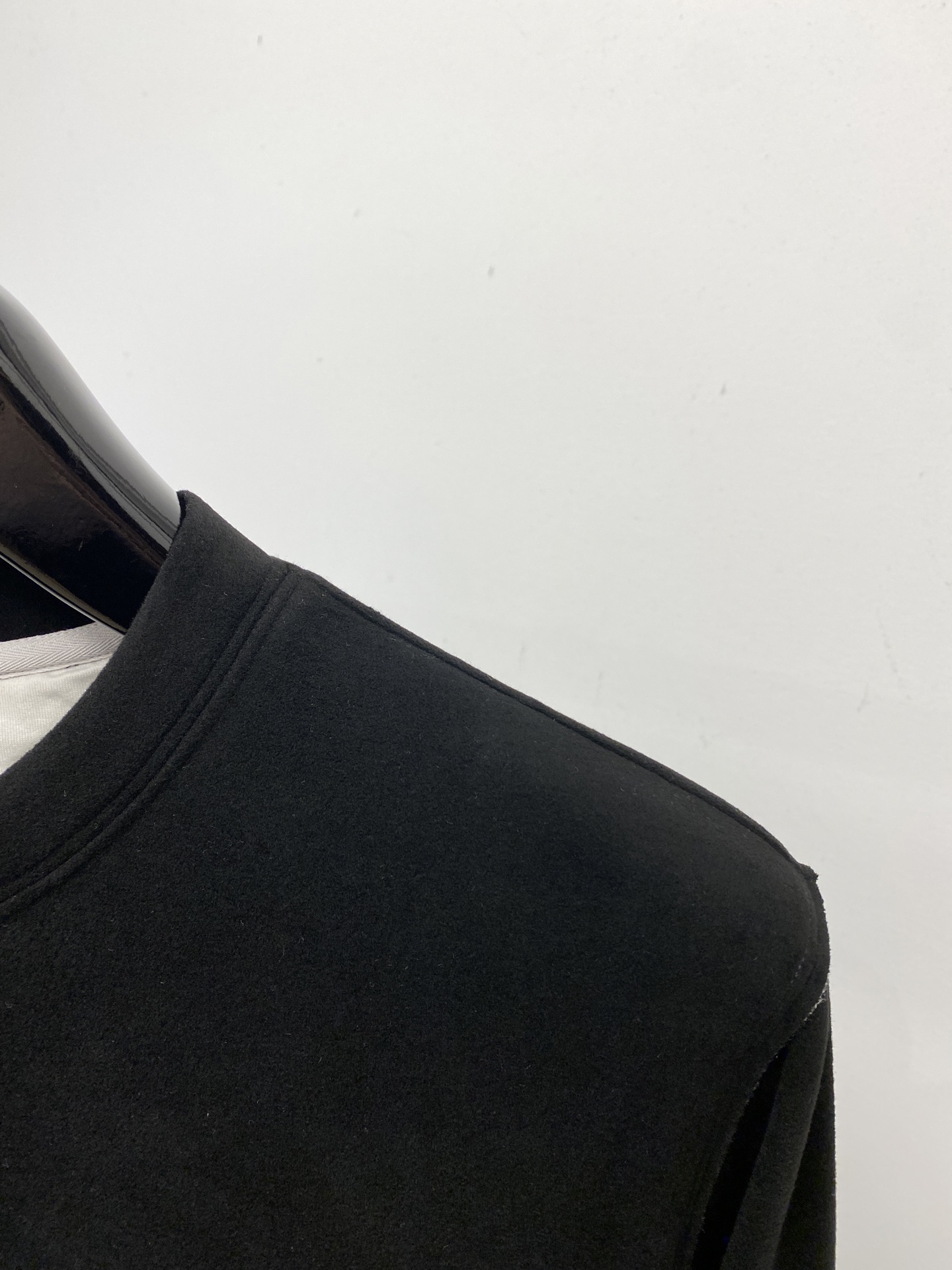 ￼ Brunello Cucinelli、2025新品长袖卫衣，帅气时尚，简约百搭款。胸前精致刺绣图案字