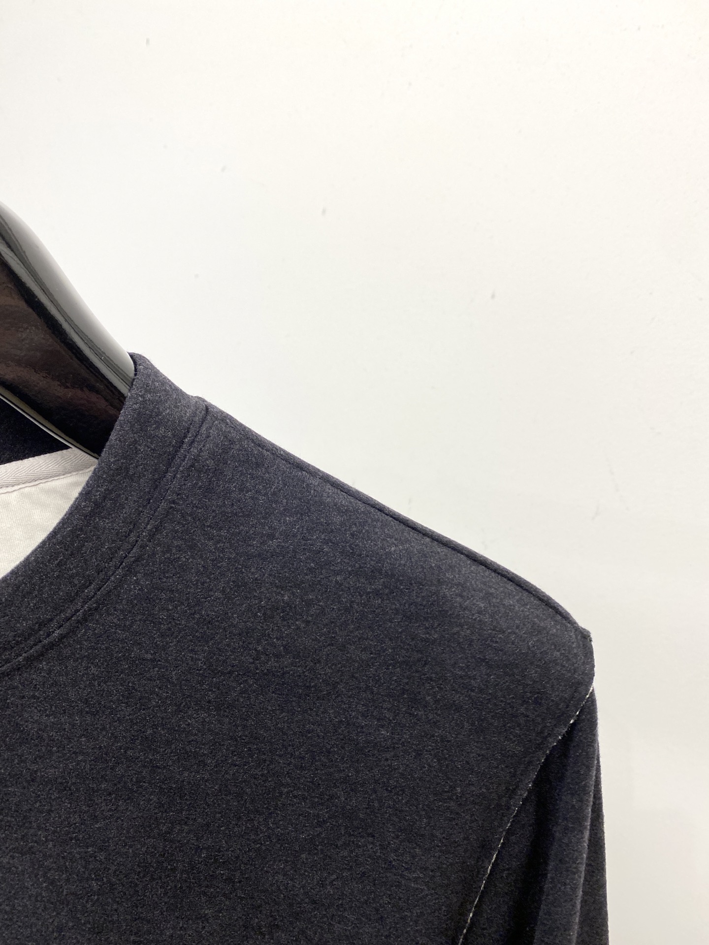 ￼ Brunello Cucinelli、2025新品长袖卫衣，帅气时尚，简约百搭款。胸前精致刺绣图案字