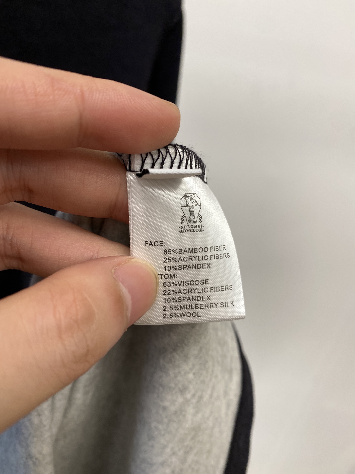 ￼ Brunello Cucinelli、2025新品长袖卫衣，帅气时尚，简约百搭款。胸前精致刺绣图案字