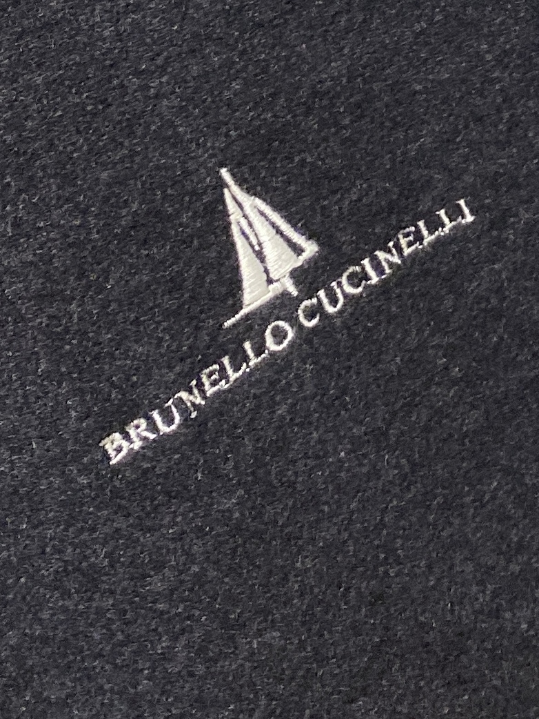 ￼ Brunello Cucinelli、2025新品长袖卫衣，帅气时尚，简约百搭款。胸前精致刺绣图案字