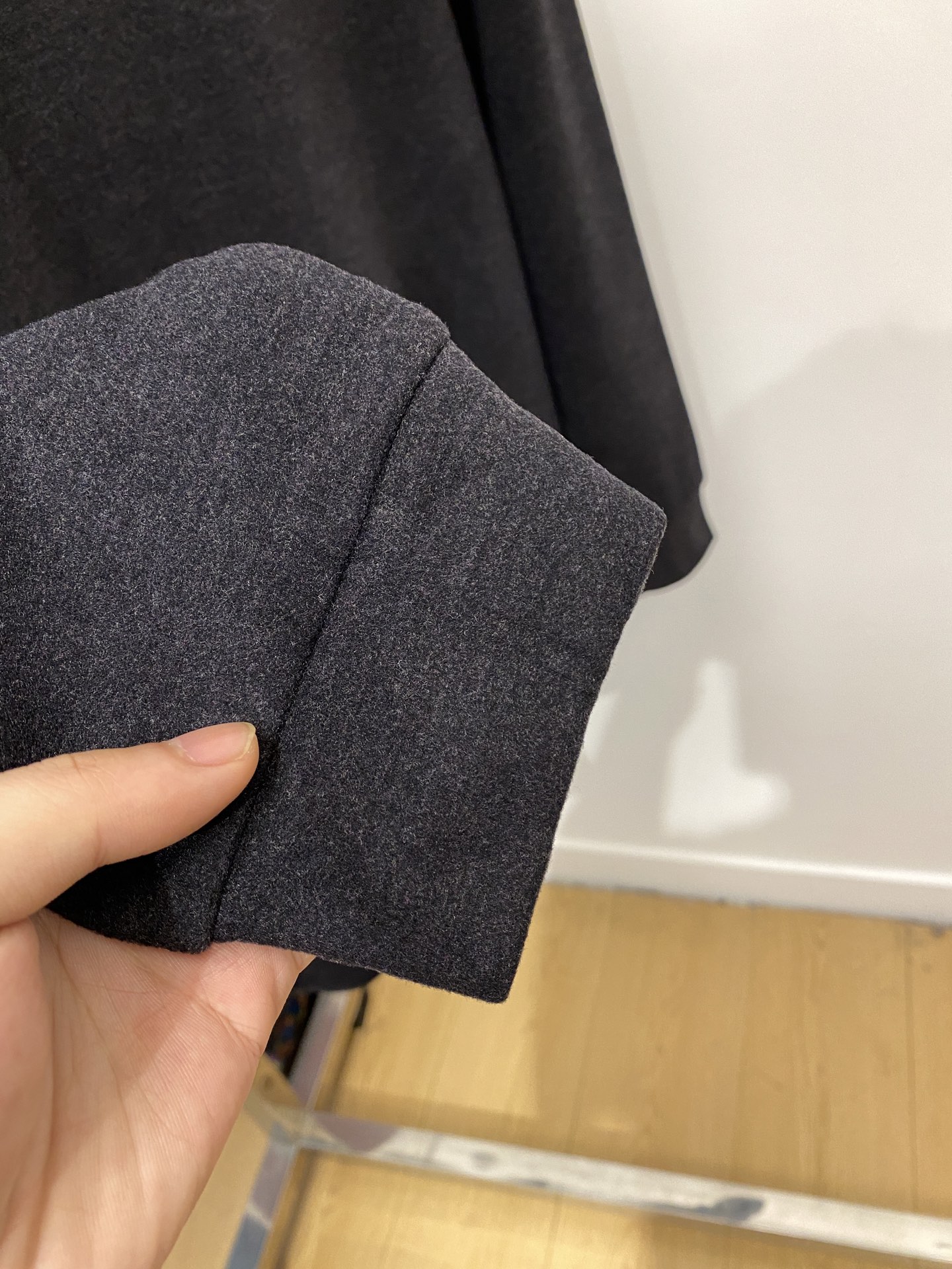 ￼ Brunello Cucinelli、2025新品长袖卫衣，帅气时尚，简约百搭款。胸前精致刺绣图案字