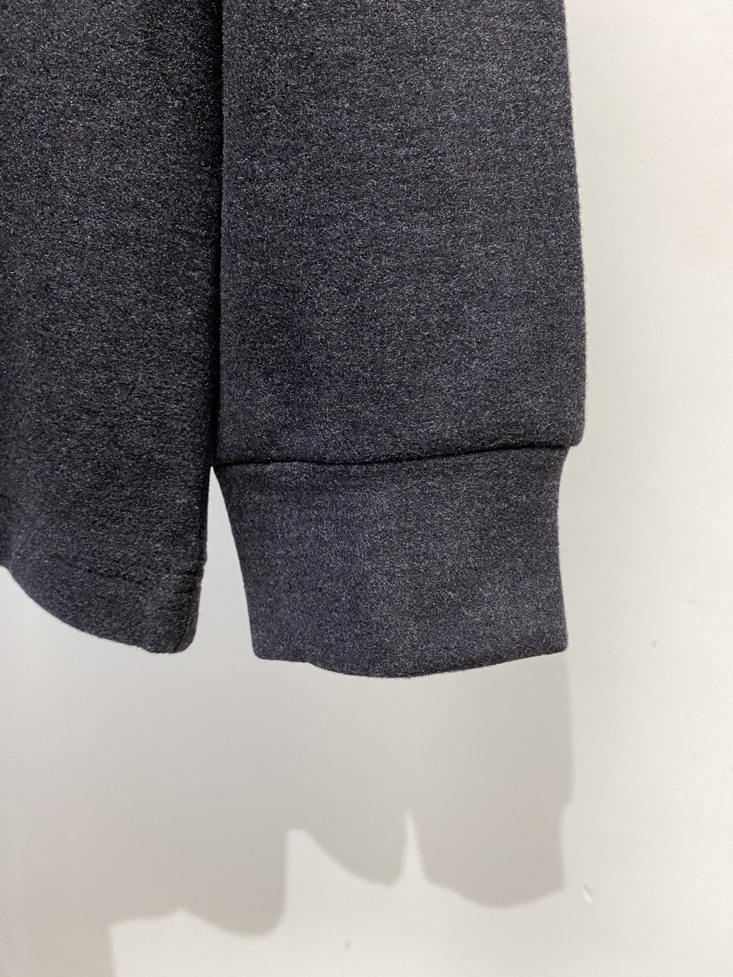 ￼ Brunello Cucinelli、2025新品长袖卫衣，帅气时尚，简约百搭款。胸前精致刺绣图案字