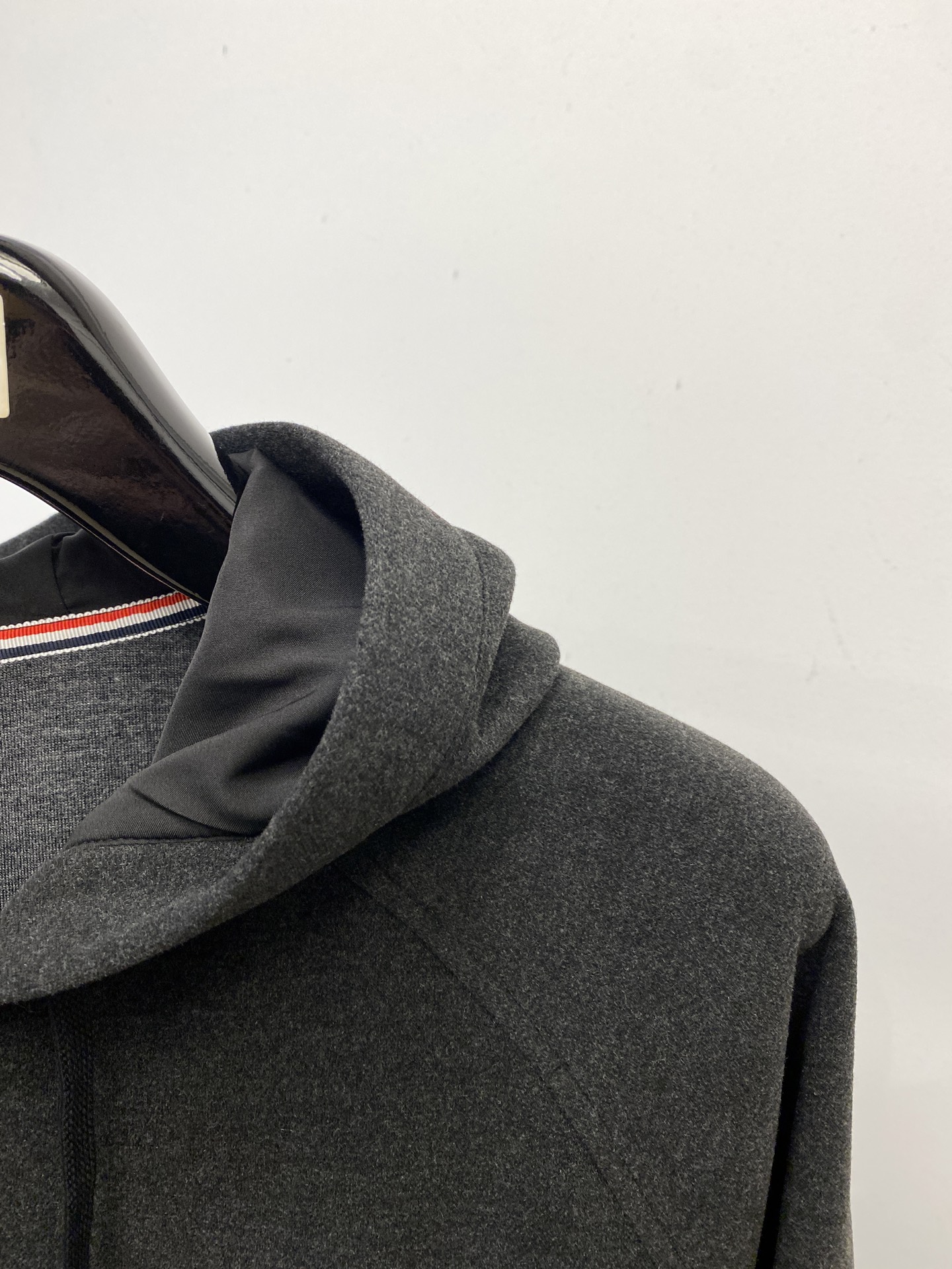 TB、2025新品卫衣外套，时尚帅气，衣下刺绣织带字母logo，简约百搭款，定制原版面料，不仅挺括，保持