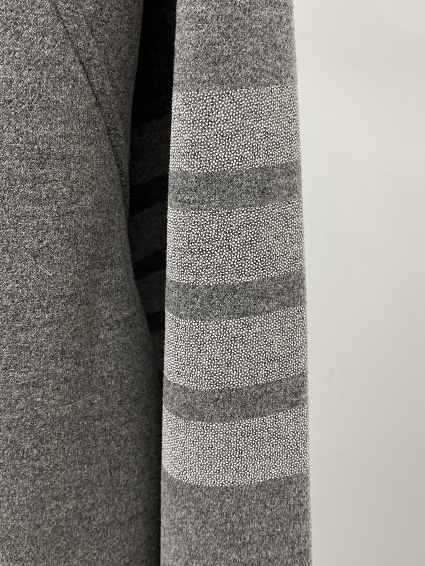 TB、2025新品卫衣外套，时尚帅气，衣下刺绣织带字母logo，简约百搭款，定制原版面料，不仅挺括，保持