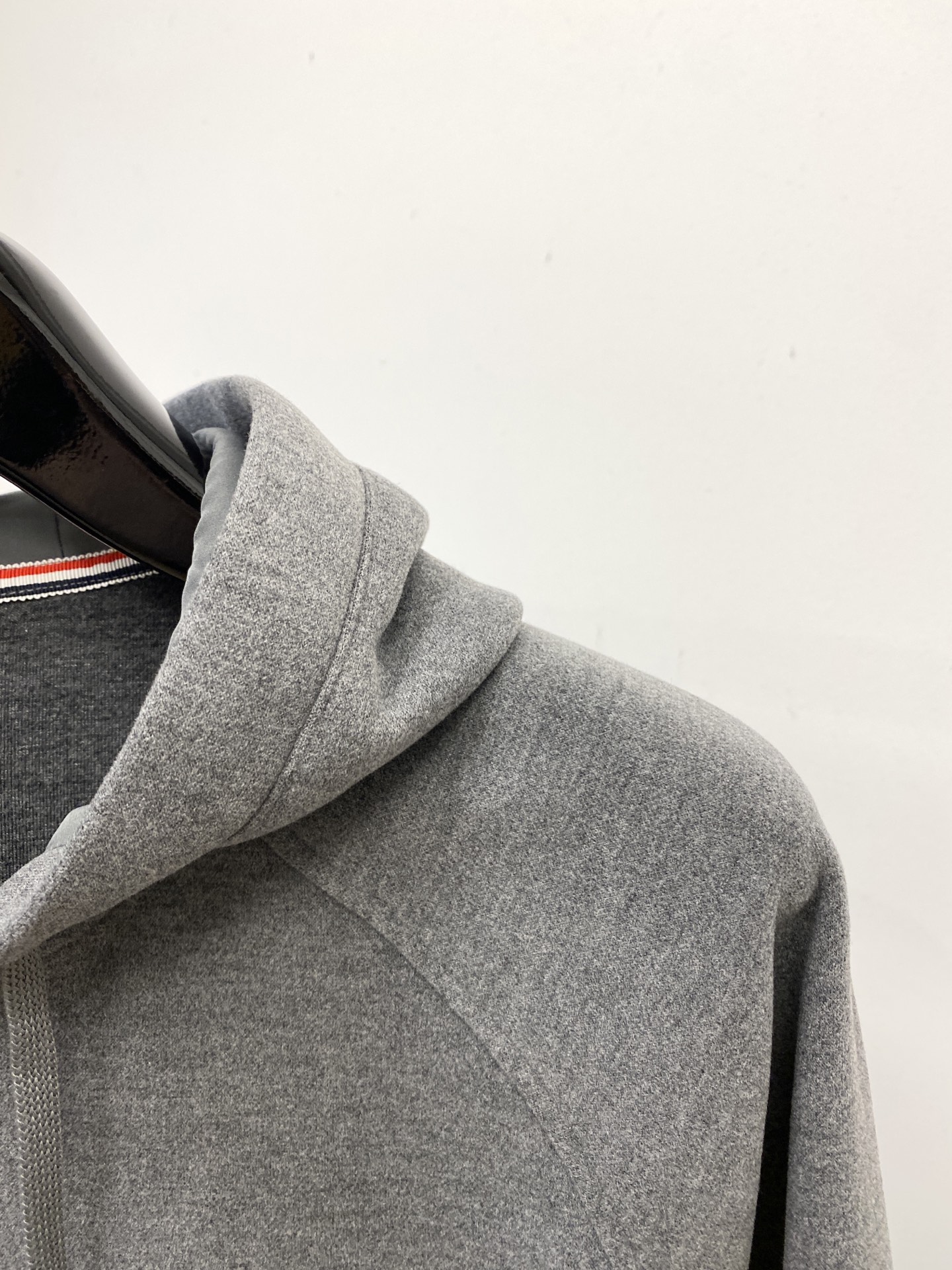 TB、2025新品卫衣外套，时尚帅气，衣下刺绣织带字母logo，简约百搭款，定制原版面料，不仅挺括，保持