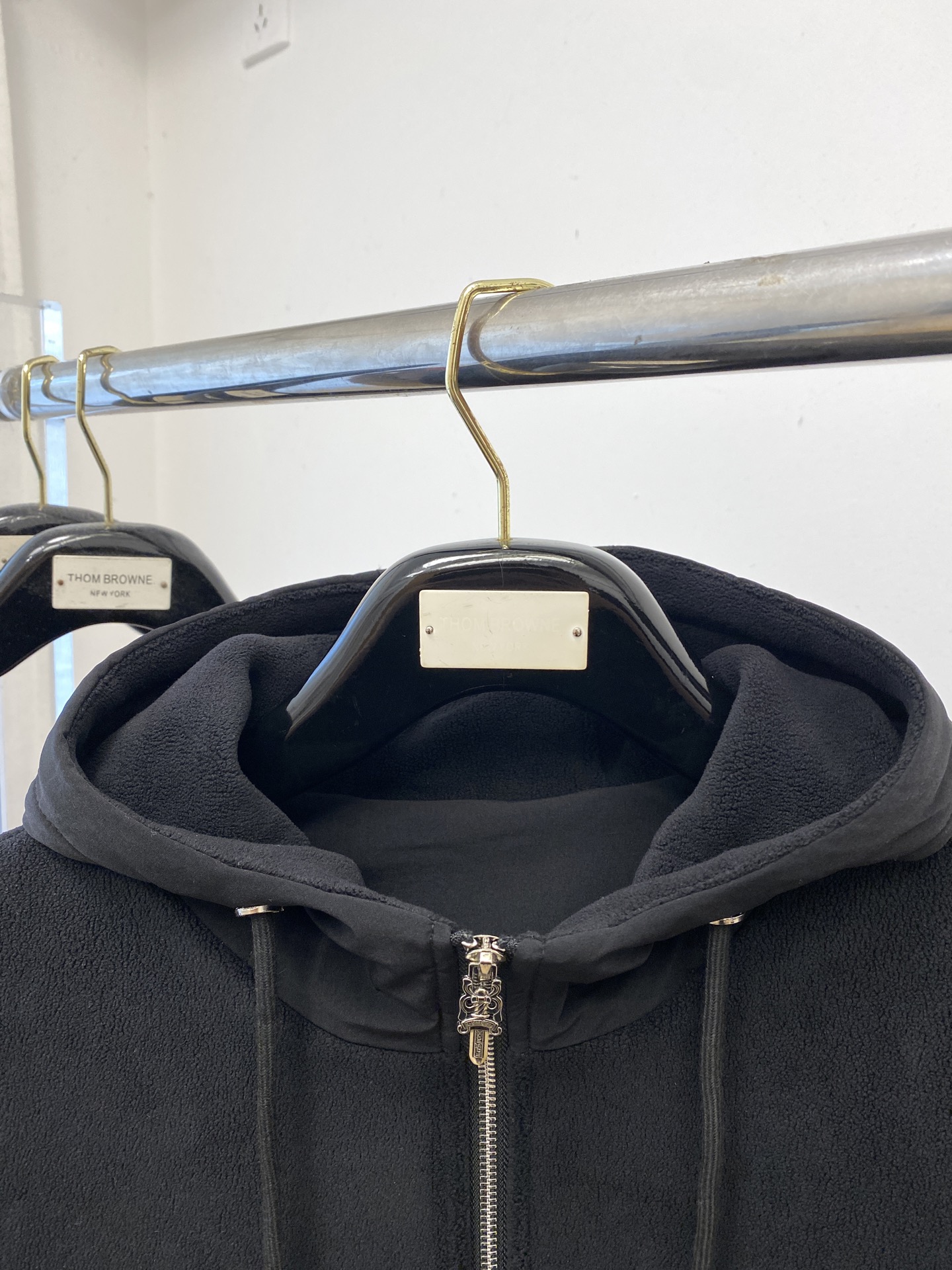 克罗心、2025新品羊遮绒外套，时尚帅气，胸前五金装饰图案logo，简约百搭款，定制原版面料，不仅挺括，