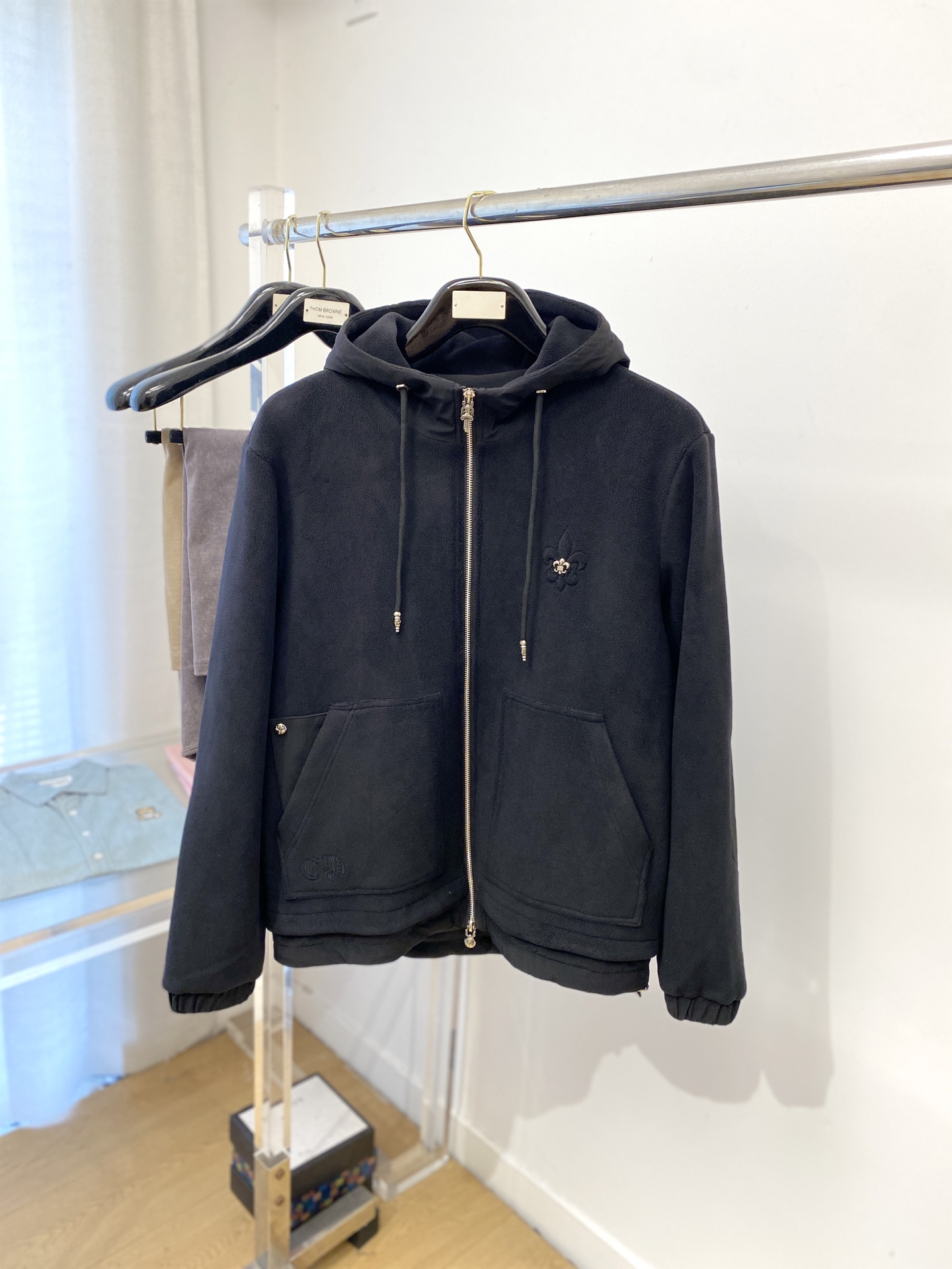 克罗心、2025新品羊遮绒外套，时尚帅气，胸前五金装饰图案logo，简约百搭款，定制原版面料，不仅挺括，