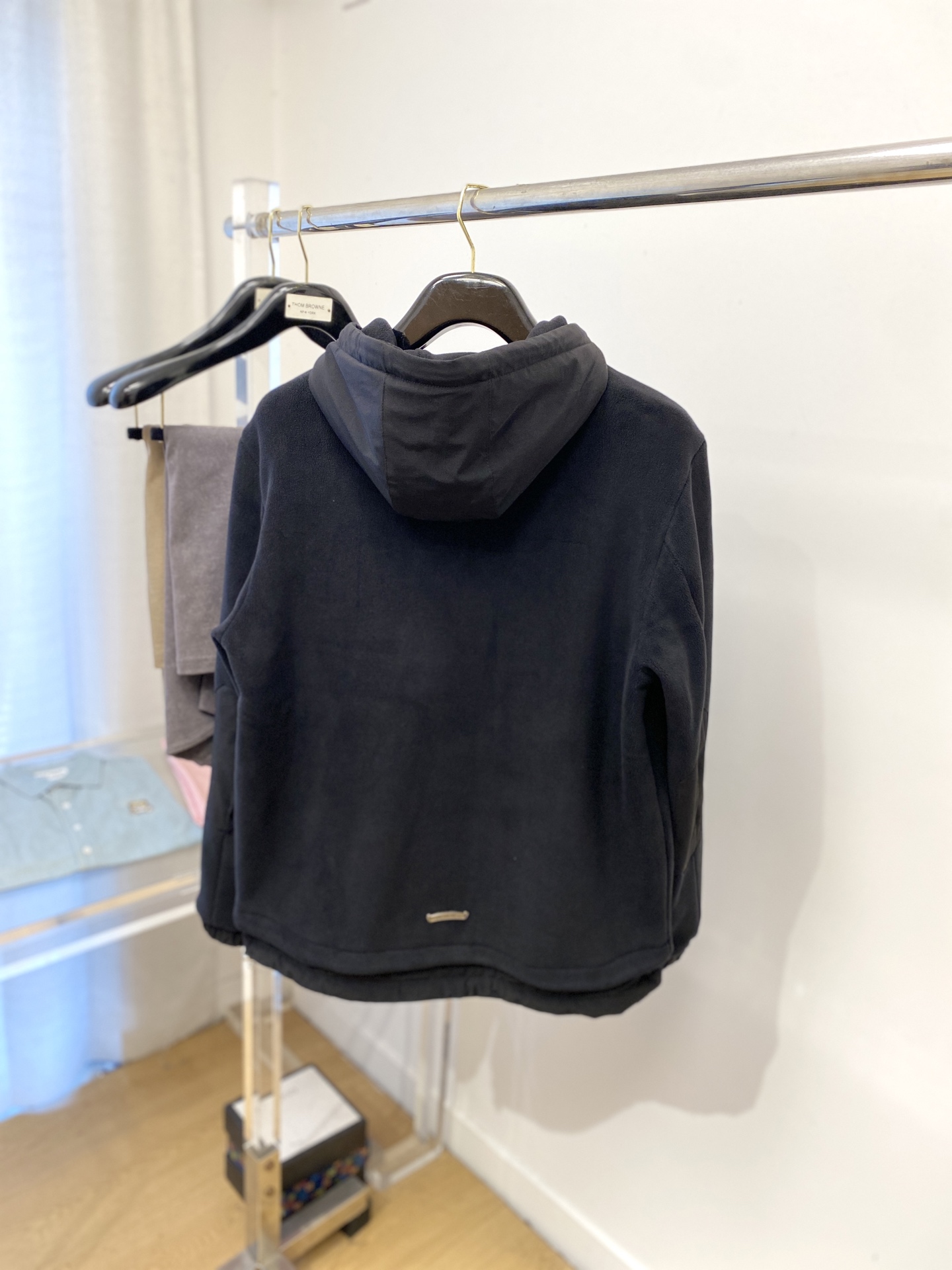 克罗心、2025新品羊遮绒外套，时尚帅气，胸前五金装饰图案logo，简约百搭款，定制原版面料，不仅挺括，