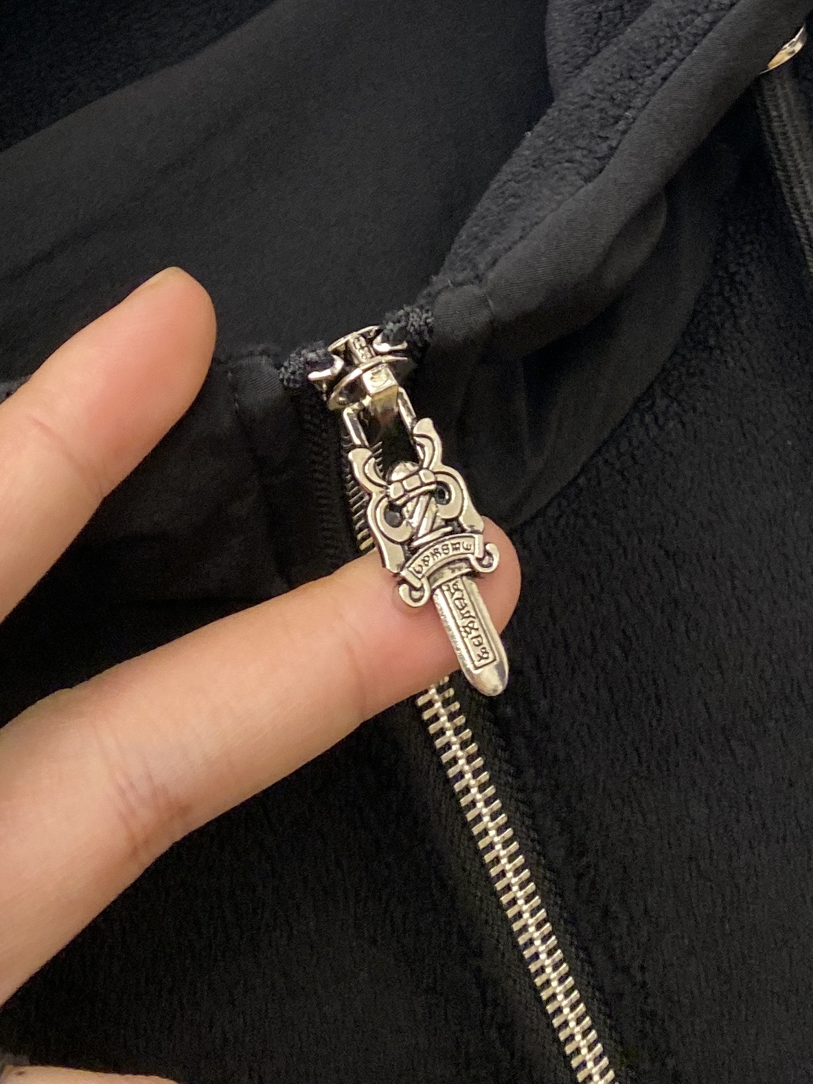 克罗心、2025新品羊遮绒外套，时尚帅气，胸前五金装饰图案logo，简约百搭款，定制原版面料，不仅挺括，