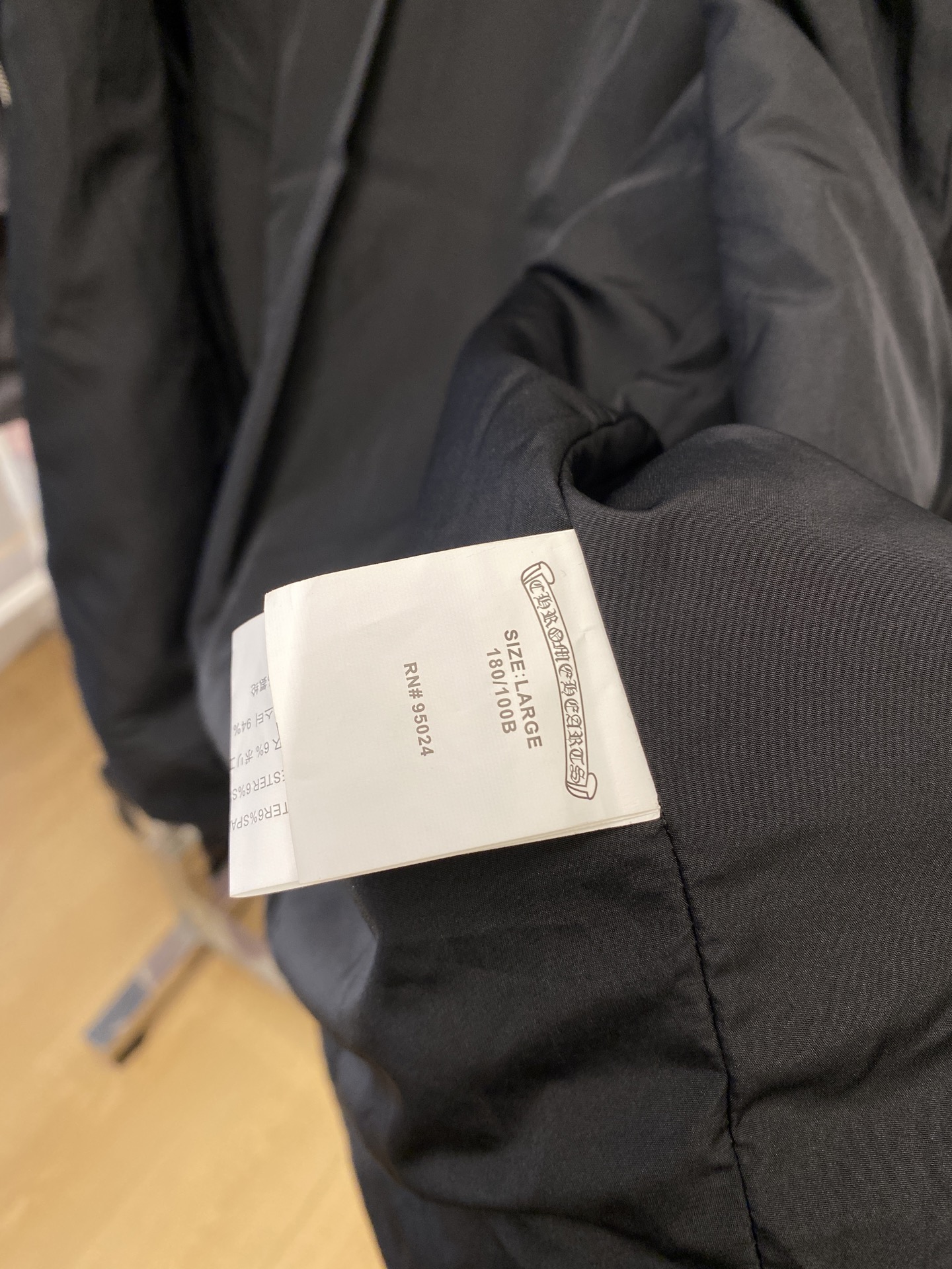 克罗心、2025新品羊遮绒外套，时尚帅气，胸前五金装饰图案logo，简约百搭款，定制原版面料，不仅挺括，