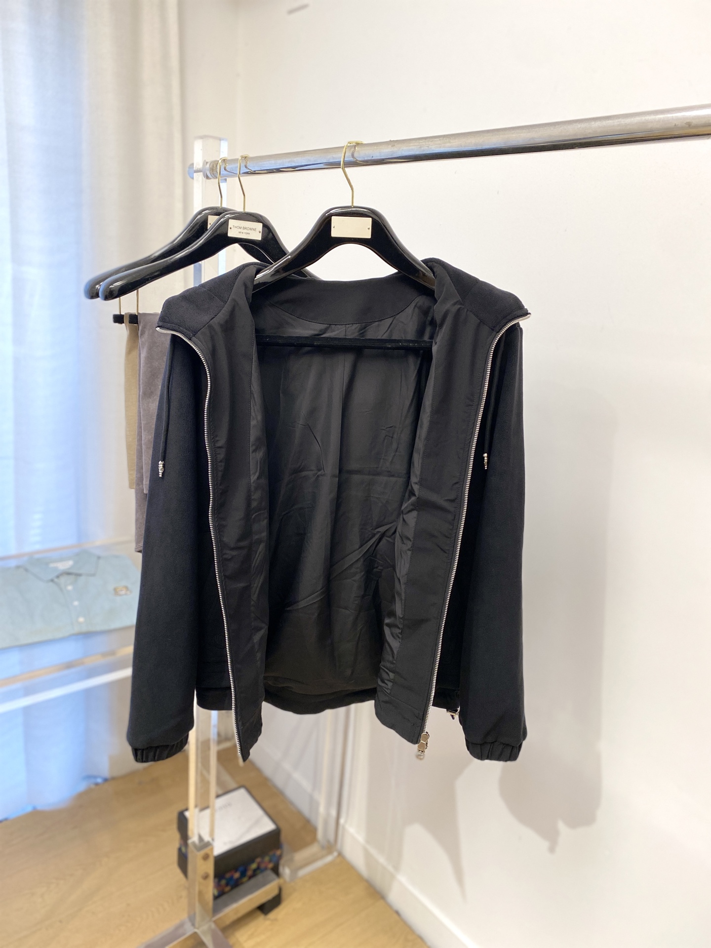 克罗心、2025新品羊遮绒外套，时尚帅气，胸前五金装饰图案logo，简约百搭款，定制原版面料，不仅挺括，