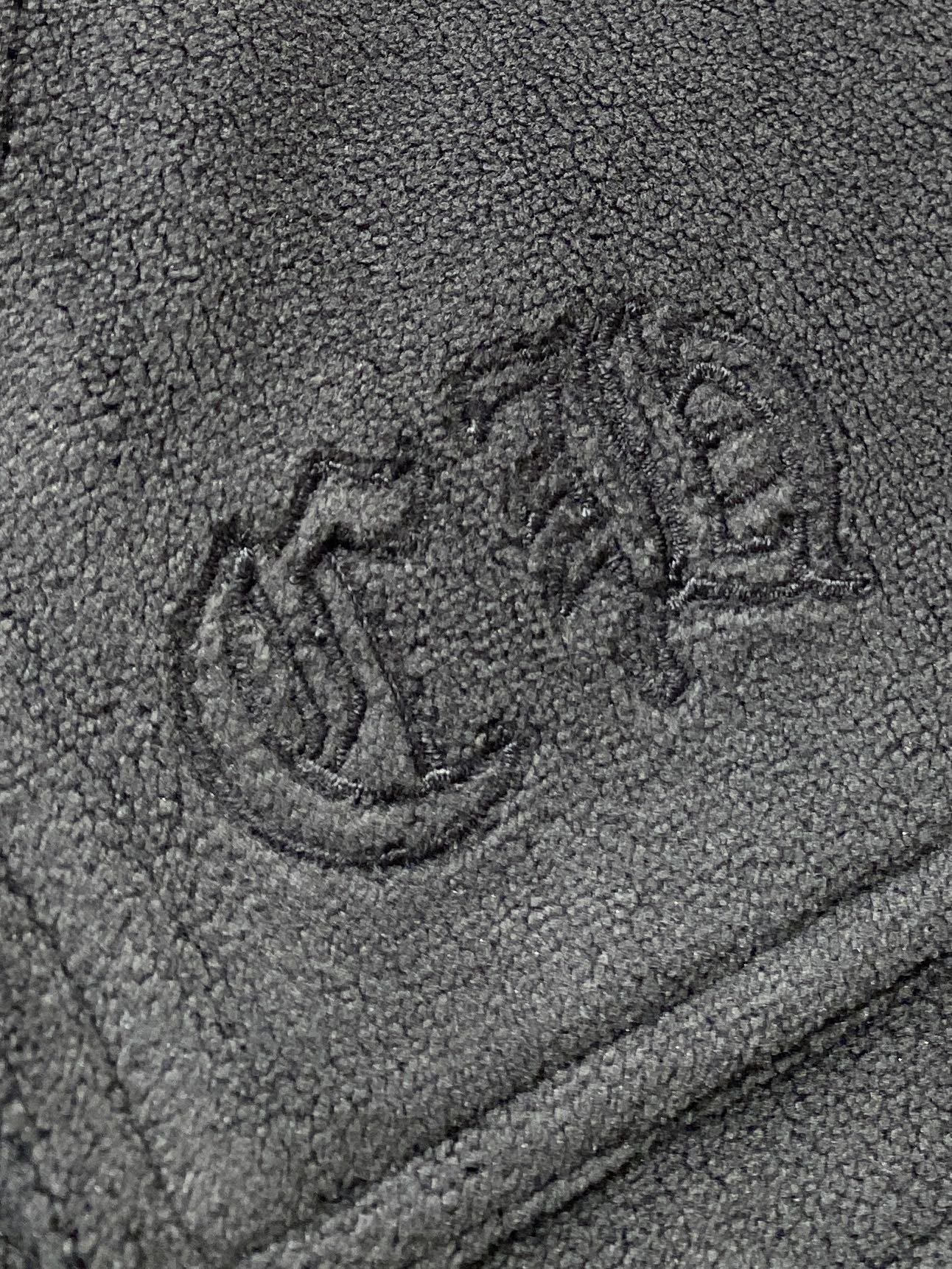 克罗心、2025新品羊遮绒外套，时尚帅气，胸前五金装饰图案logo，简约百搭款，定制原版面料，不仅挺括，