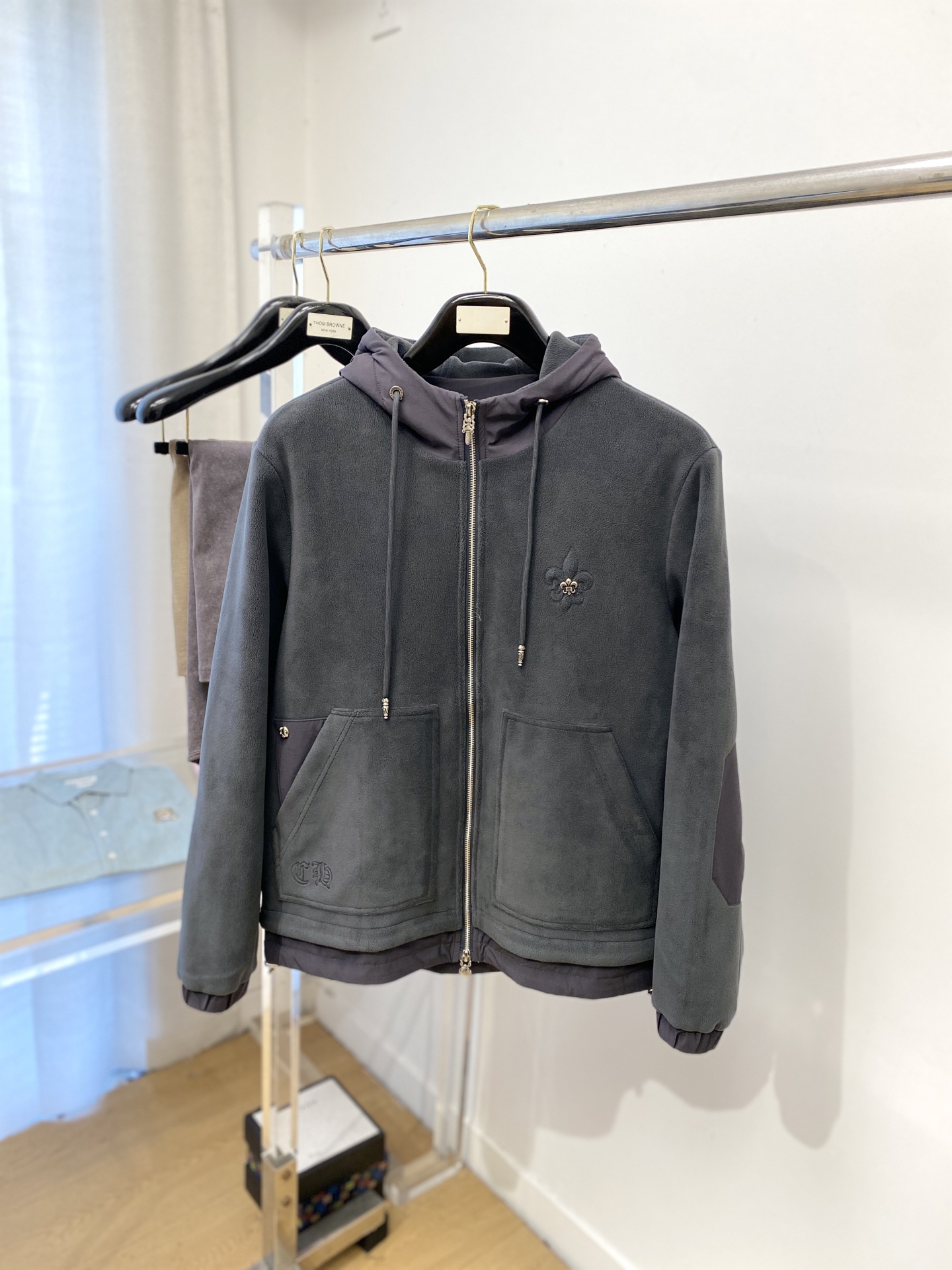 克罗心、2025新品羊遮绒外套，时尚帅气，胸前五金装饰图案logo，简约百搭款，定制原版面料，不仅挺括，