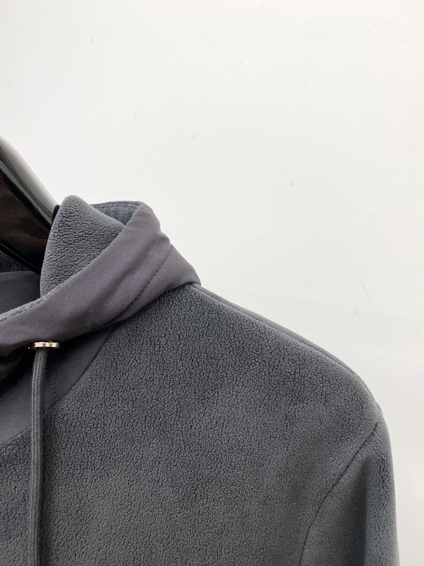 克罗心、2025新品羊遮绒外套，时尚帅气，胸前五金装饰图案logo，简约百搭款，定制原版面料，不仅挺括，