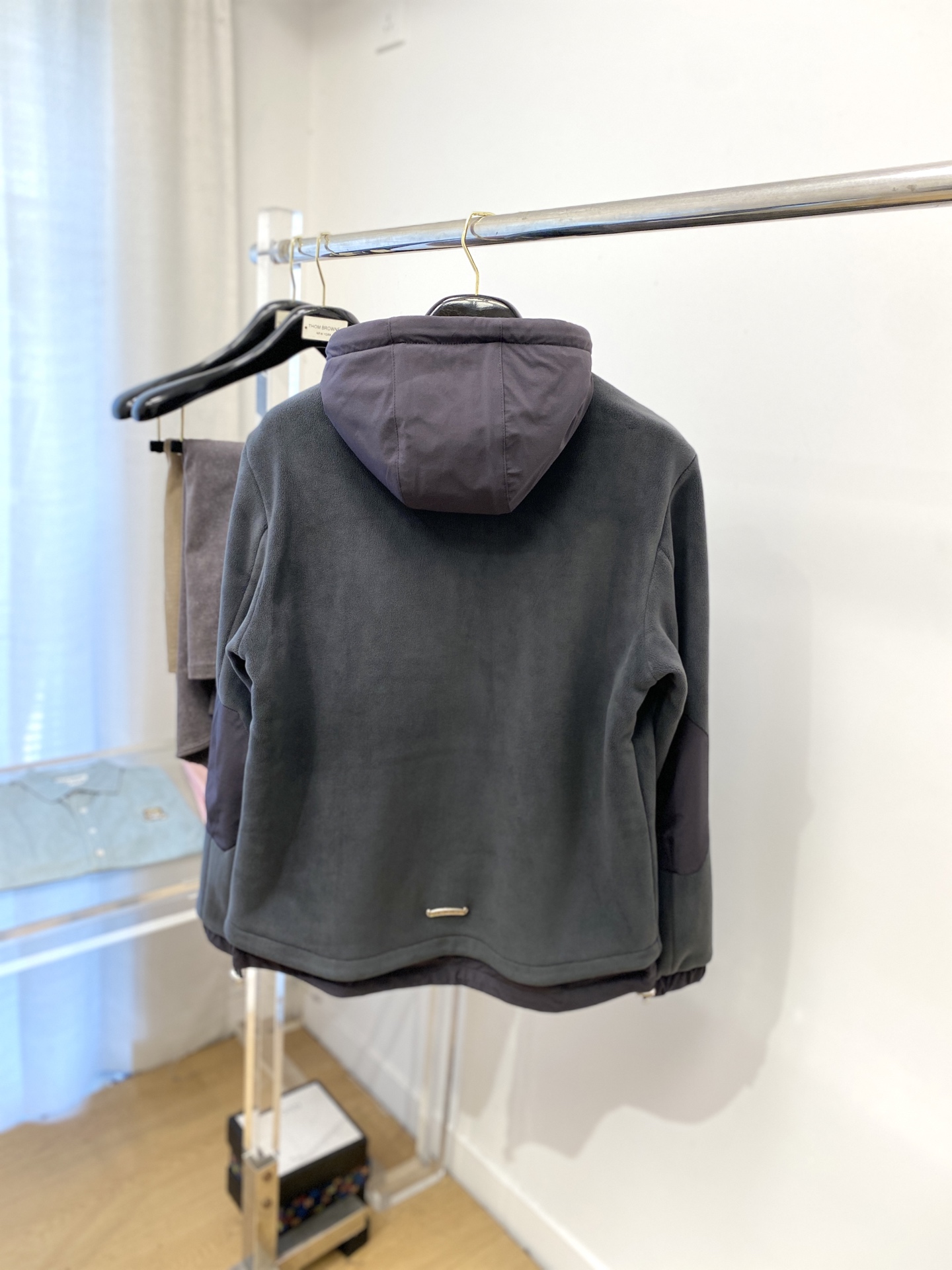 克罗心、2025新品羊遮绒外套，时尚帅气，胸前五金装饰图案logo，简约百搭款，定制原版面料，不仅挺括，