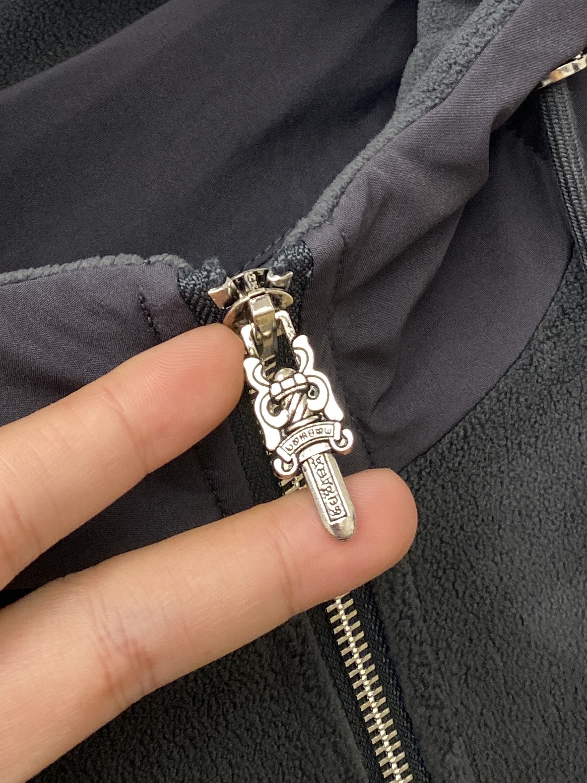 克罗心、2025新品羊遮绒外套，时尚帅气，胸前五金装饰图案logo，简约百搭款，定制原版面料，不仅挺括，