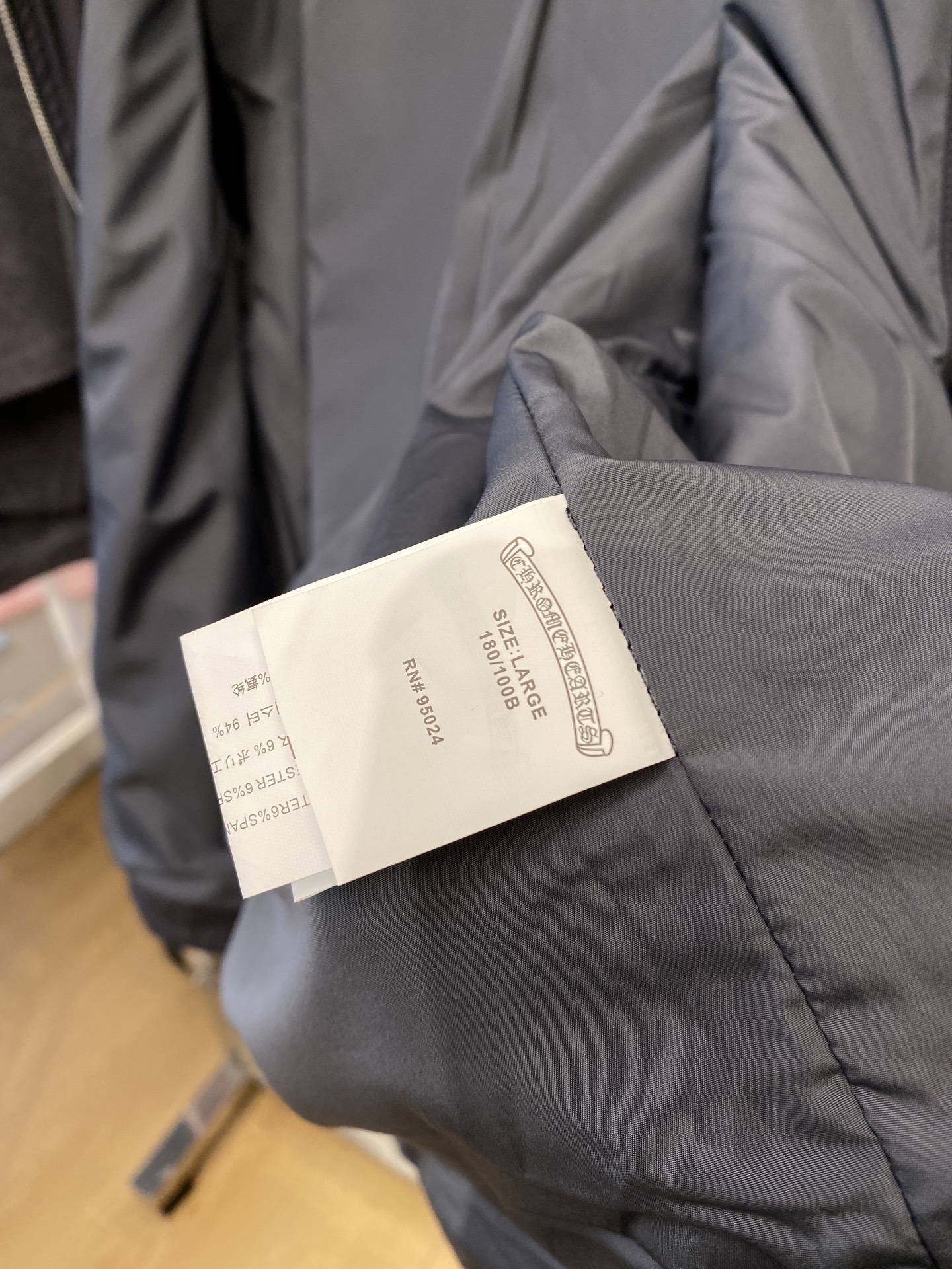 克罗心、2025新品羊遮绒外套，时尚帅气，胸前五金装饰图案logo，简约百搭款，定制原版面料，不仅挺括，