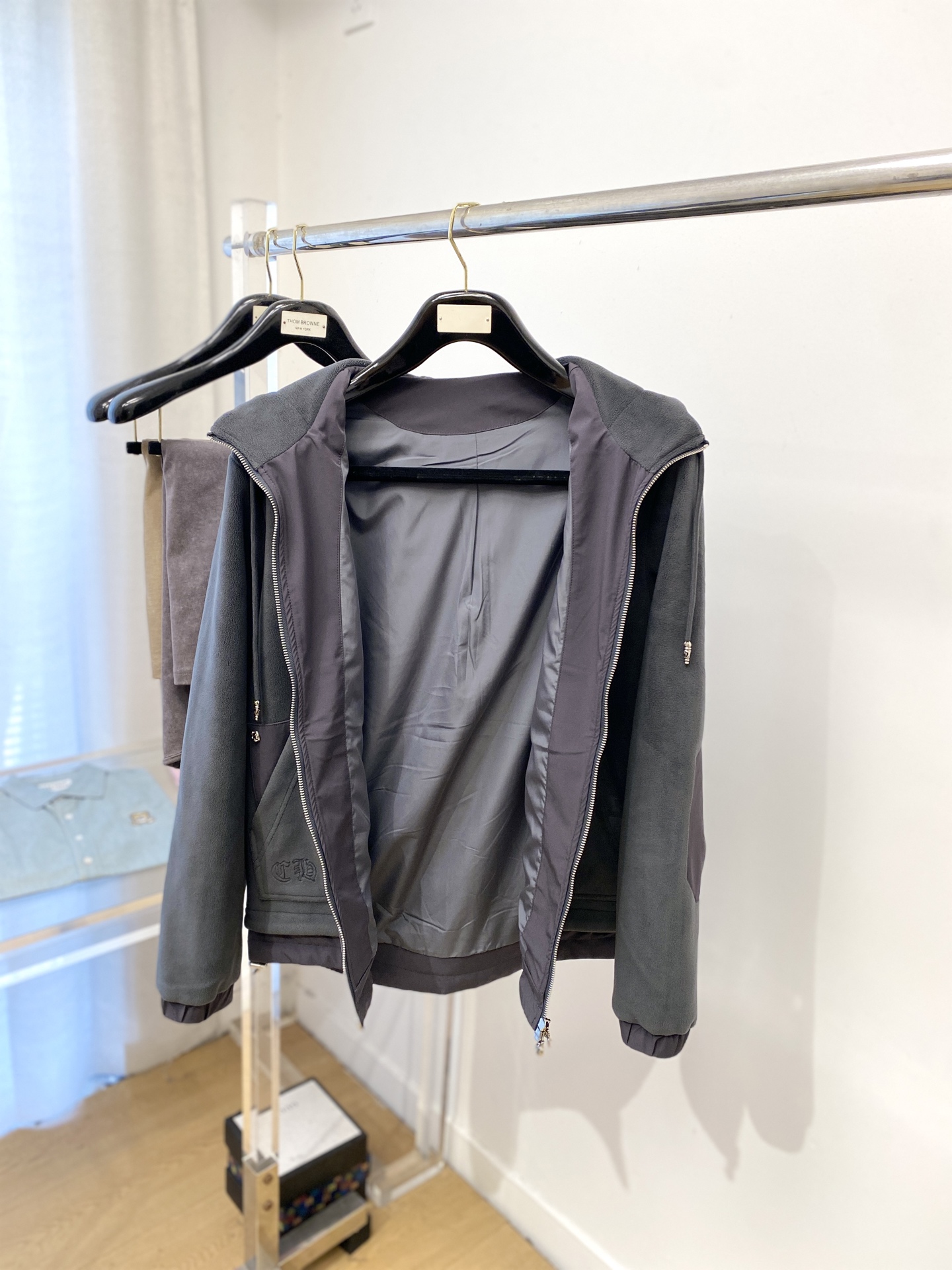 克罗心、2025新品羊遮绒外套，时尚帅气，胸前五金装饰图案logo，简约百搭款，定制原版面料，不仅挺括，