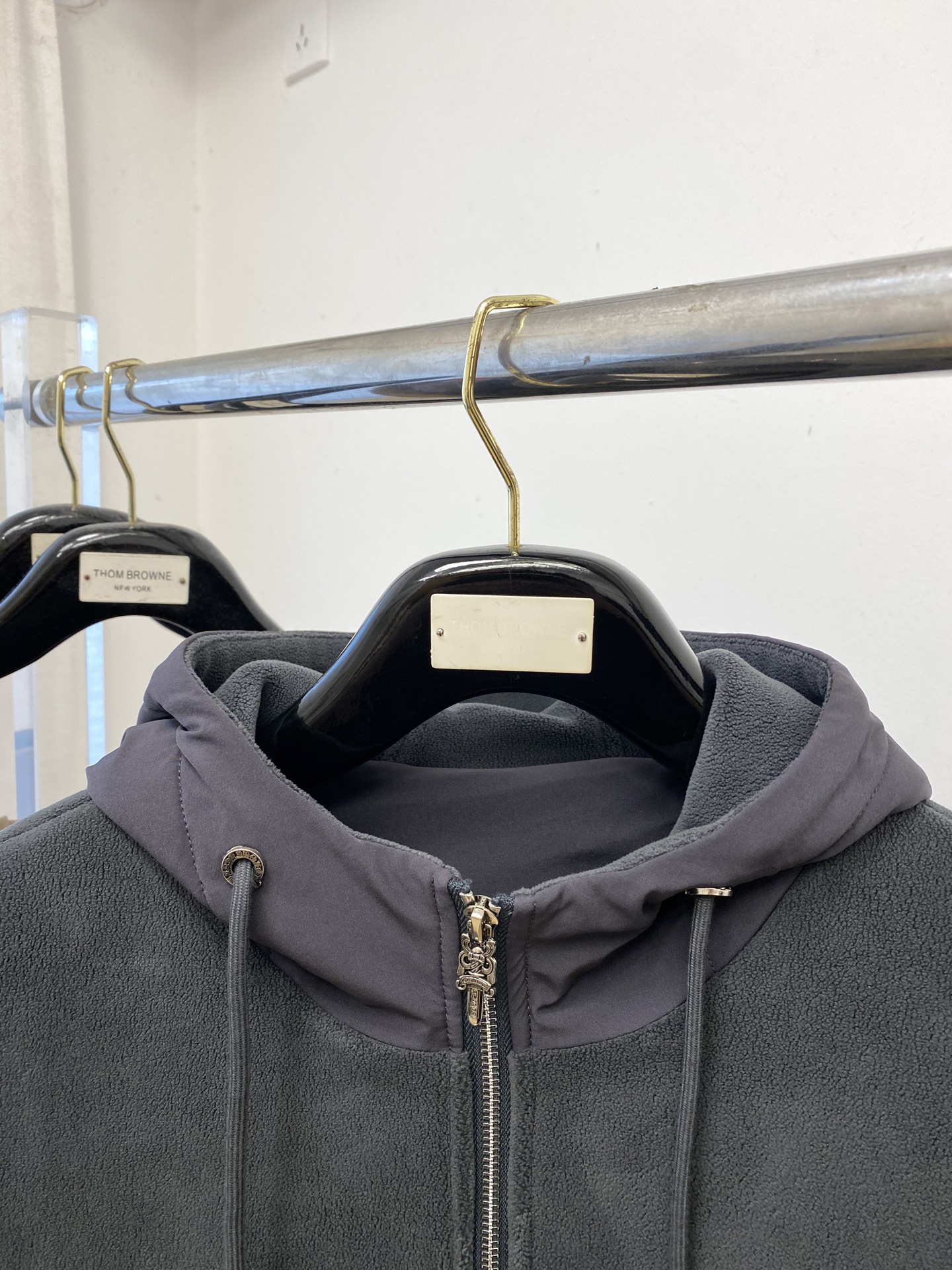 克罗心、2025新品羊遮绒外套，时尚帅气，胸前五金装饰图案logo，简约百搭款，定制原版面料，不仅挺括，