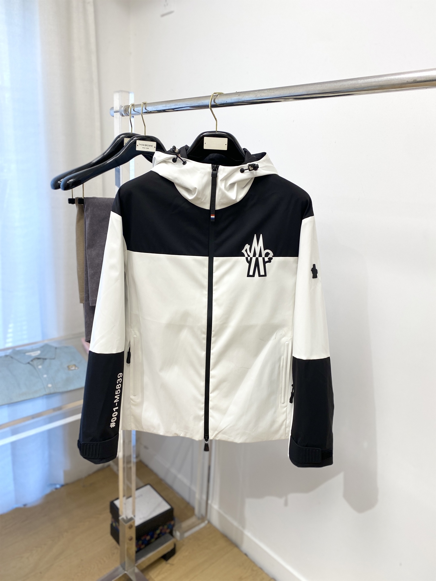 NO:567691,Moncler, 2025 new jacket, fashionable and handsome, top-notch printed logo on the chest, simple and versatile, customized original fabric, not only stiff, maintaining the trendy silhouette, but also comfortable to wear, the yarn is more delicate, size M-3XL,,Moncler,jackets & coats,jackets & coats,alexander wang19860909蒙口、2025新品夹克外套,时尚帅气,胸前顶级印花图案logo,简约百搭款,定制原版面料,不仅挺括,保持潮流的廓形,又穿着舒适,纱织更细腻,码数M-3XL,,Moncler,jackets & coats,jackets & coats,alexander wang,Men's clothing