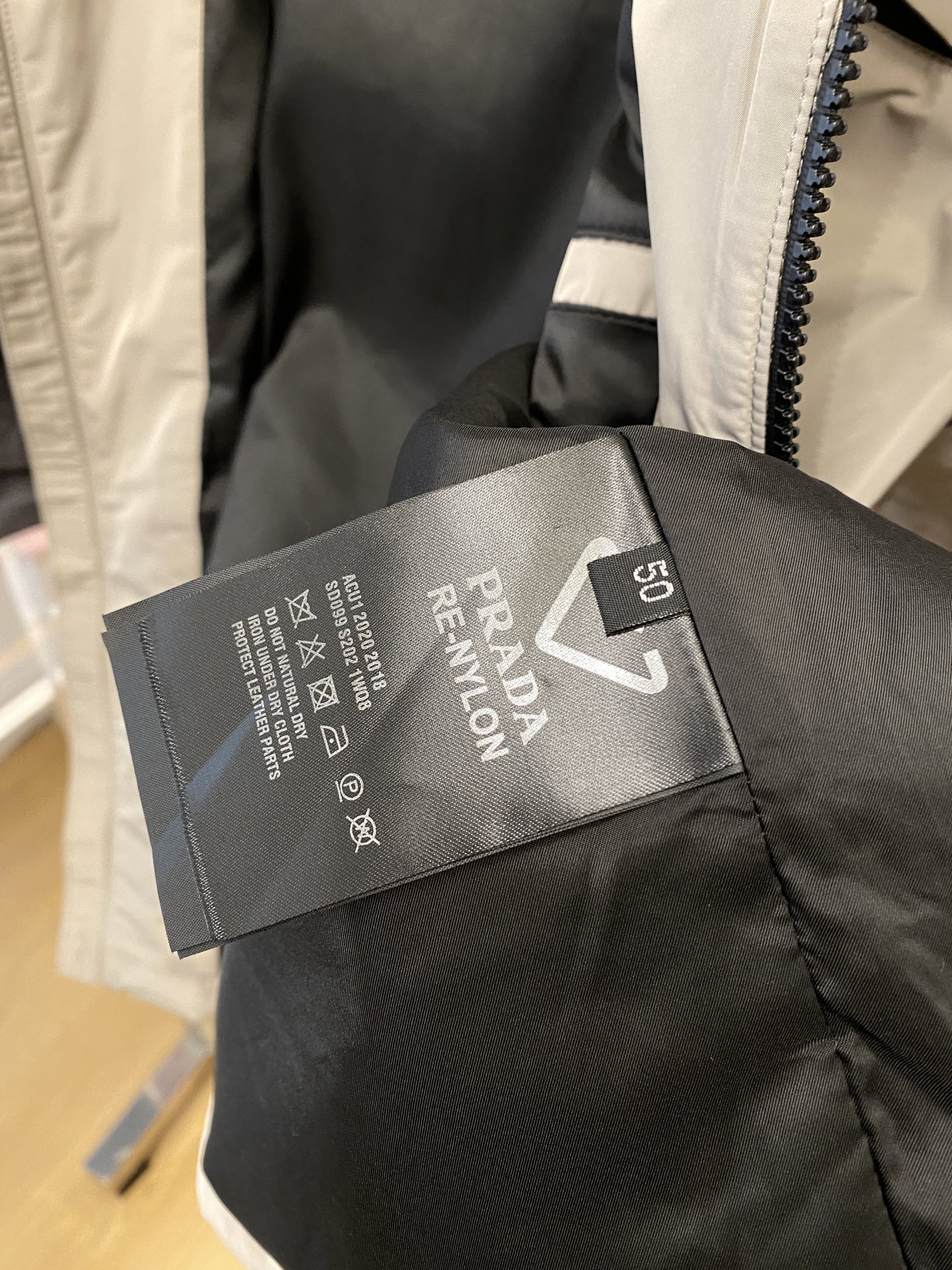 普拉达、2025新品夹克外套，时尚帅气，胸前刺绣装饰字母logo，简约百搭款，定制原版面料，不仅挺括，保