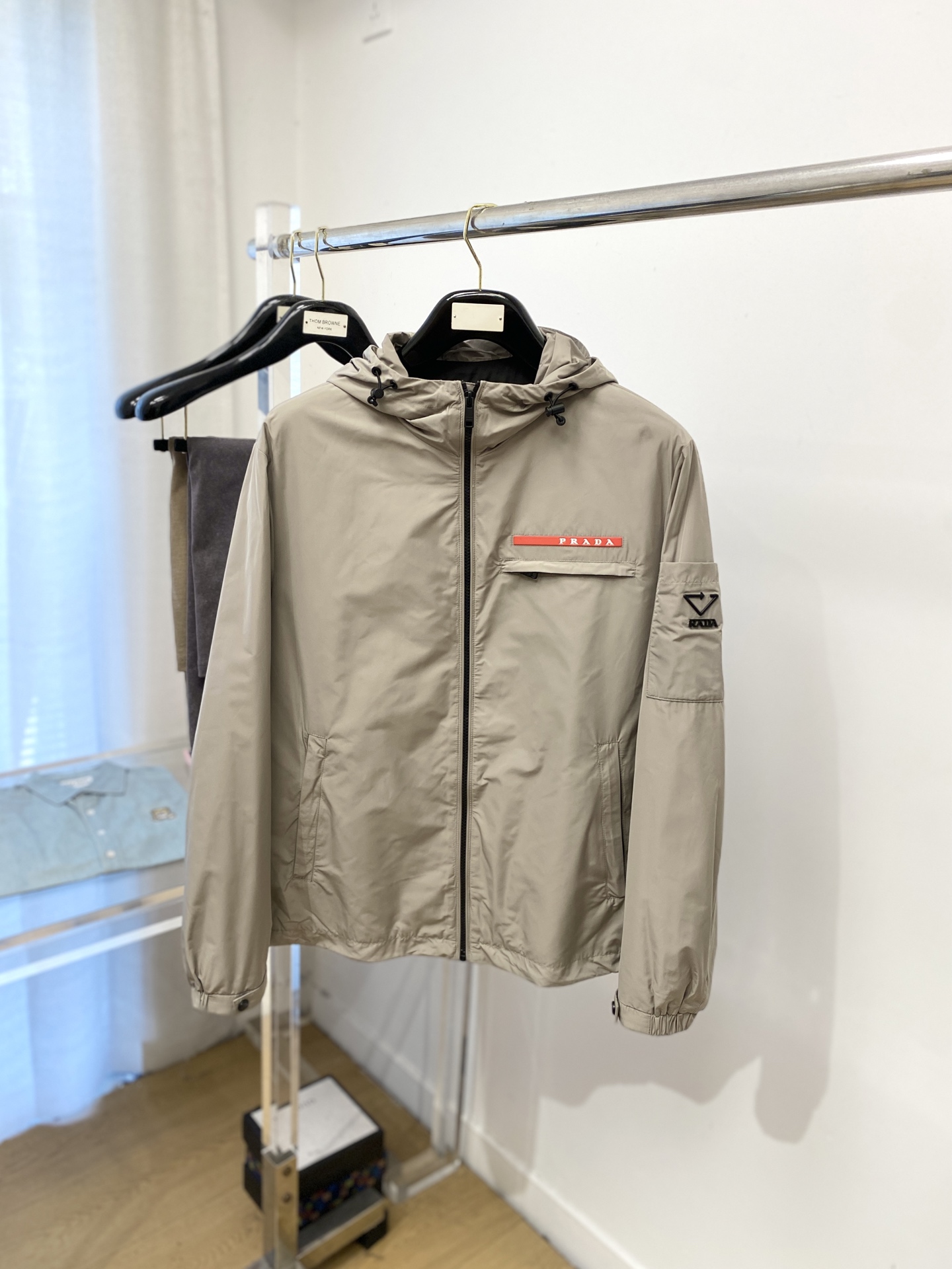 NO:525694,Prada, new jacket jacket, fashionable and handsome, chest embroidered decorative letter logo, simple and versatile style, customized original fabric, not only crisp, maintains the trendy silhouette, and is comfortable to wear, and the yarn weaving is more delicate, code number M-3XL, prada, jackets & coats, jackets & coats, alexander wang19860909普拉达、新品夹克外套,时尚帅气,胸前刺绣装饰字母logo,简约百搭款,定制原版面料,不仅挺括,保持潮流的廓形,又穿着舒适,纱织更细腻,码数M-3XL,,prada,jackets & coats,jackets & coats,alexander wang,Men's clothing