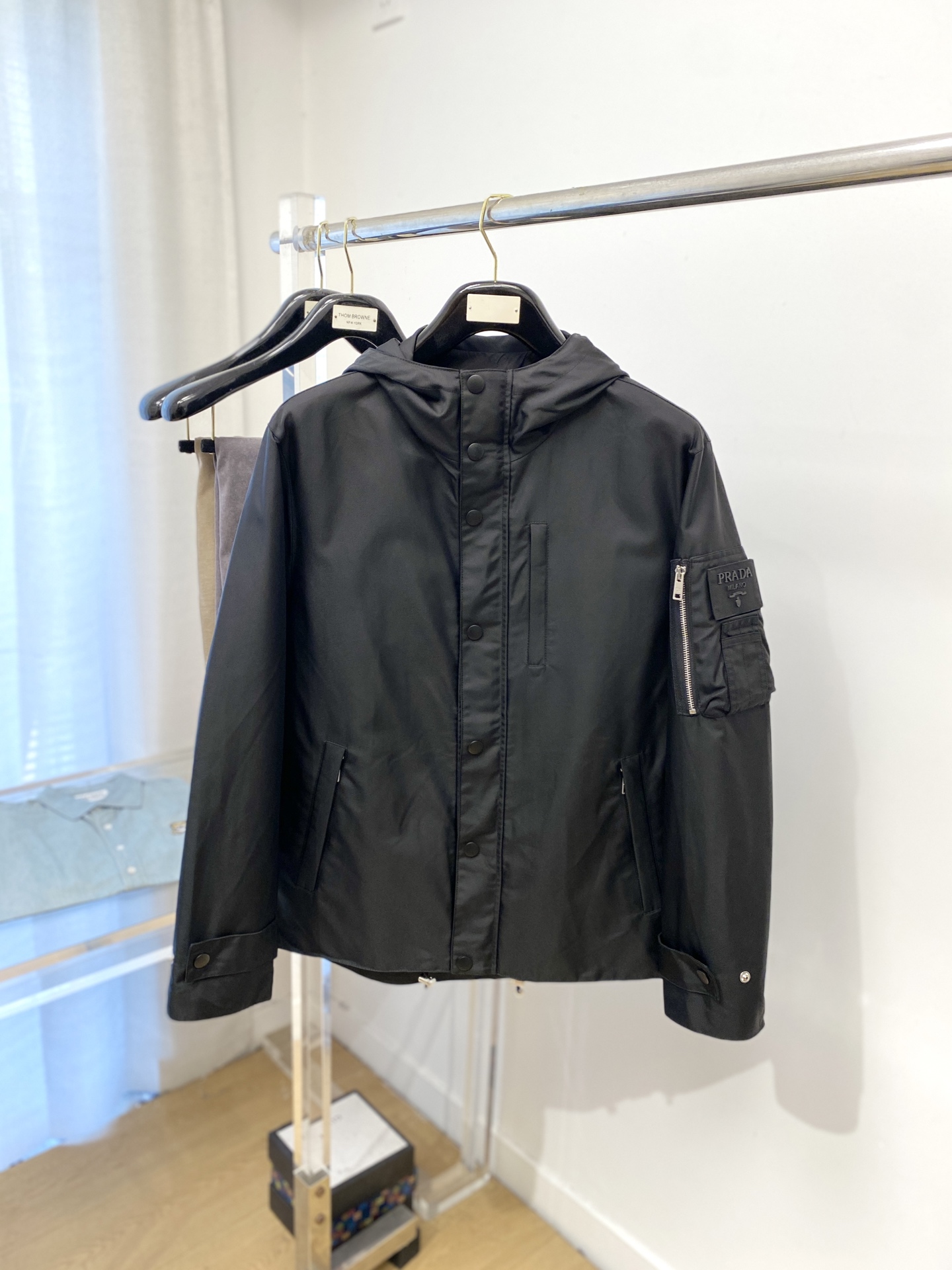 NO:567695,Prada, 2025 new jacket, fashionable and handsome, cuffs decorated with printed letter logo, simple and versatile, customized original fabric, not only stiff and maintain the trendy silhouette, but also comfortable to wear, more delicate yarn weaving, size M-3XL,, prada, jackets & coats, jackets & coats, alexander wang19860909普拉达、2025新品夹克外套,时尚帅气,袖口印胶装饰字母logo,简约百搭款,定制原版面料,不仅挺括,保持潮流的廓形,又穿着舒适,纱织更细腻,码数M-3XL,,prada,jackets & coats,jackets & coats,alexander wang,Men's clothing