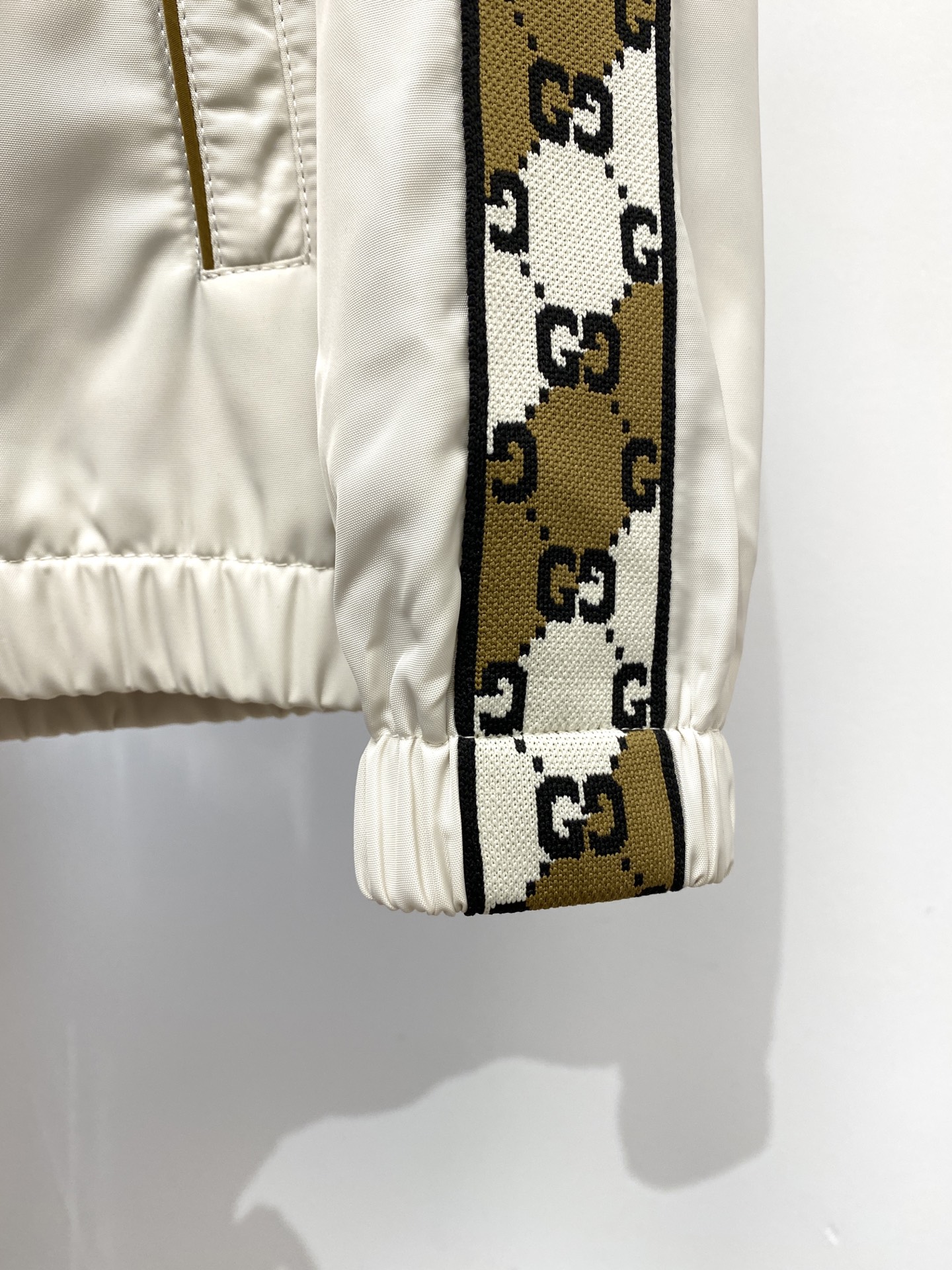 古奇、2025新品夹克外套，时尚帅气，简约百搭款，胸前精致刺绣字母logo，定制原版面料，不仅挺括，保持