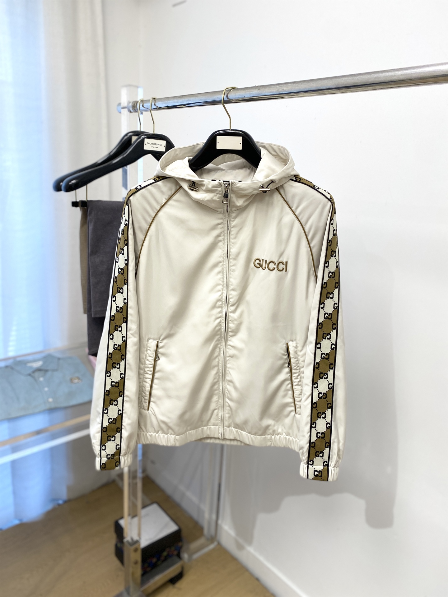 NO:567697,Gucci, 2025 new jacket, fashionable and handsome, simple and versatile, exquisite embroidered letter logo on the chest, customized original fabric, not only crisp and trendy silhouette, but also comfortable to wear, more delicate yarn weaving, size M-3XL,,jackets & coats,jackets & coats,alexander wang19860909古奇、2025新品夹克外套,时尚帅气,简约百搭款,胸前精致刺绣字母logo,定制原版面料,不仅挺括,保持潮流的廓形,又穿着舒适,纱织更细腻,码数M-3XL,,jackets & coats,jackets & coats,alexander wang,Men's clothing