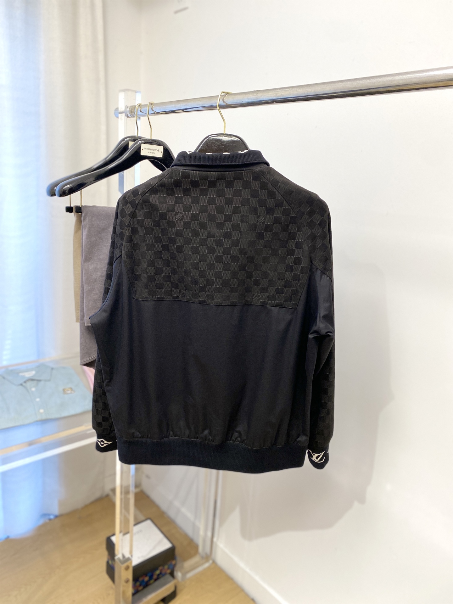 ￼路易威登、2025新品夹克外套，时尚帅气，简约百搭款，胸前五金装饰字母logo，定制原版面料，不仅挺括