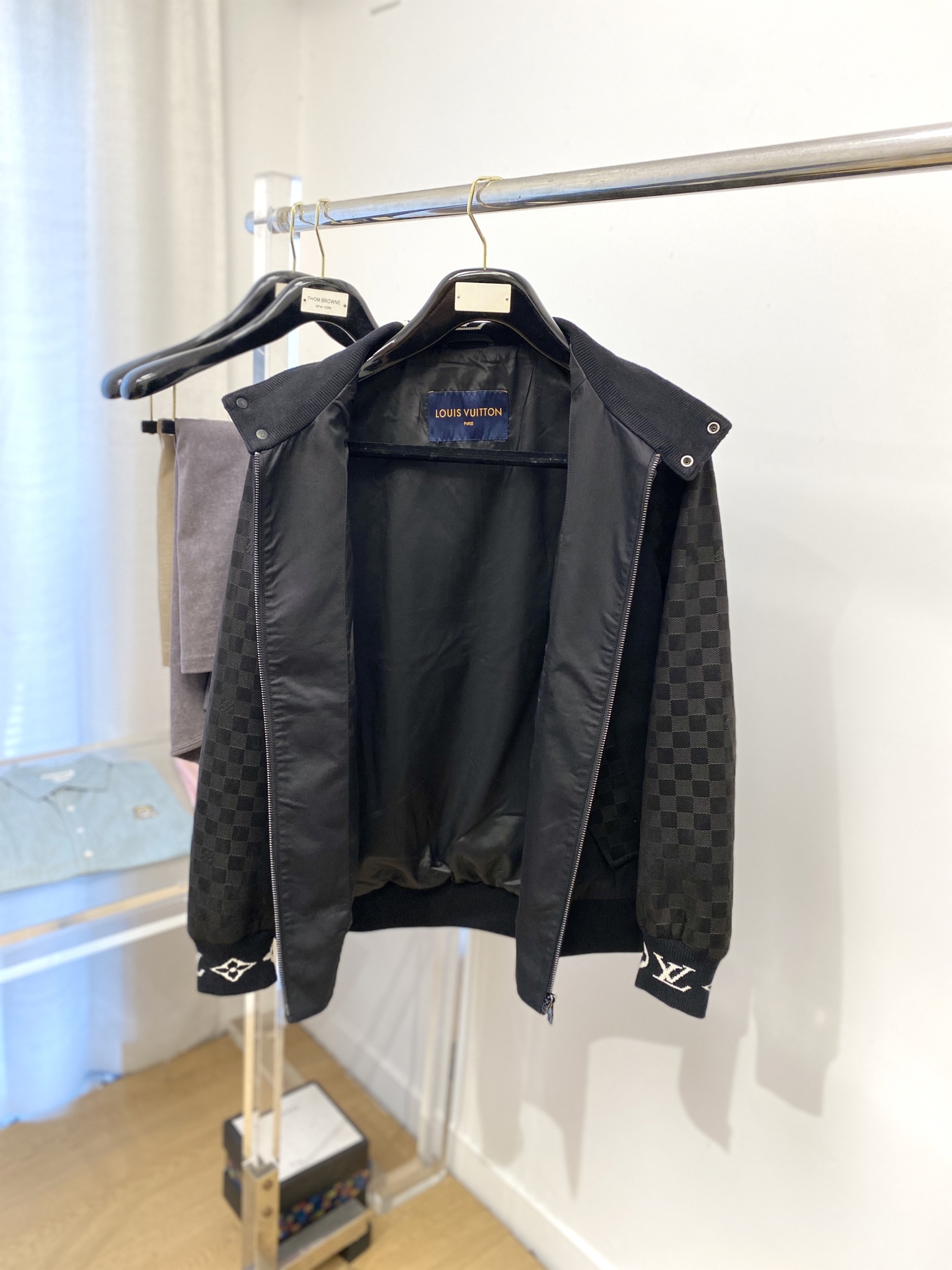 ￼路易威登、2025新品夹克外套，时尚帅气，简约百搭款，胸前五金装饰字母logo，定制原版面料，不仅挺括