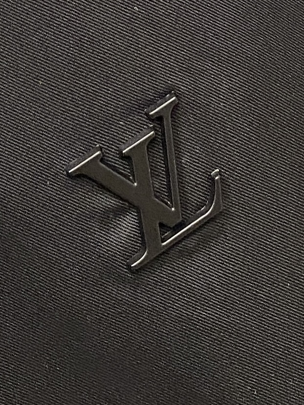 ￼路易威登、2025新品夹克外套，时尚帅气，简约百搭款，胸前五金装饰字母logo，定制原版面料，不仅挺括