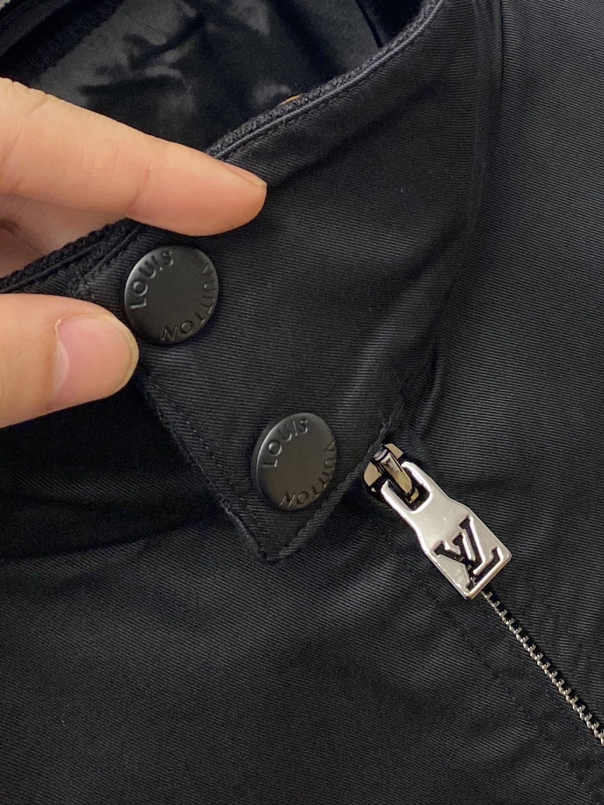 ￼路易威登、2025新品夹克外套，时尚帅气，简约百搭款，胸前五金装饰字母logo，定制原版面料，不仅挺括