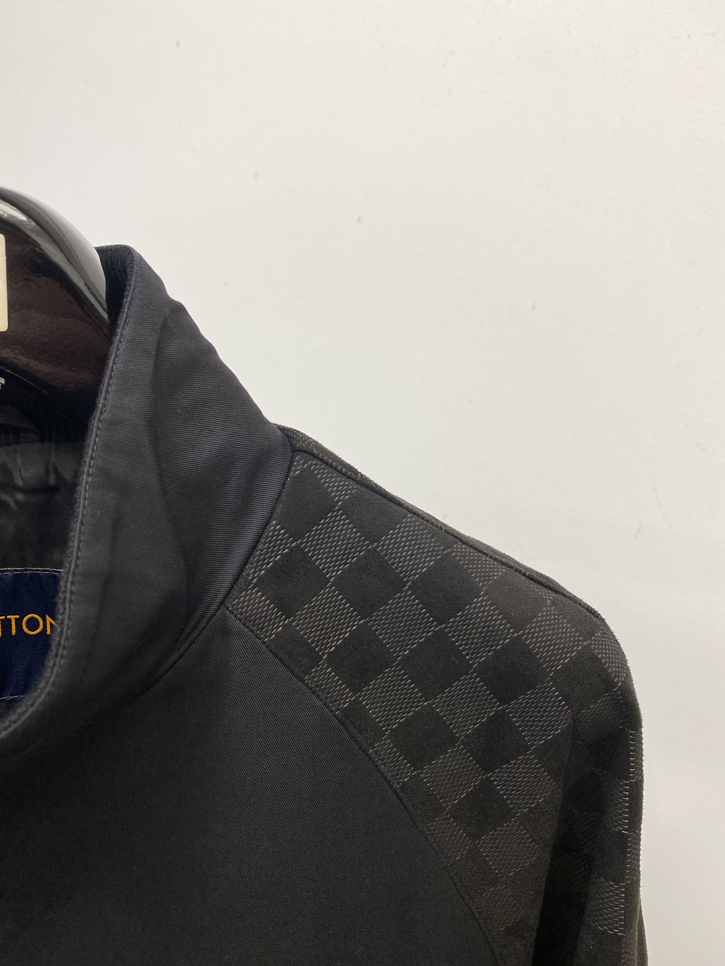 ￼路易威登、2025新品夹克外套，时尚帅气，简约百搭款，胸前五金装饰字母logo，定制原版面料，不仅挺括