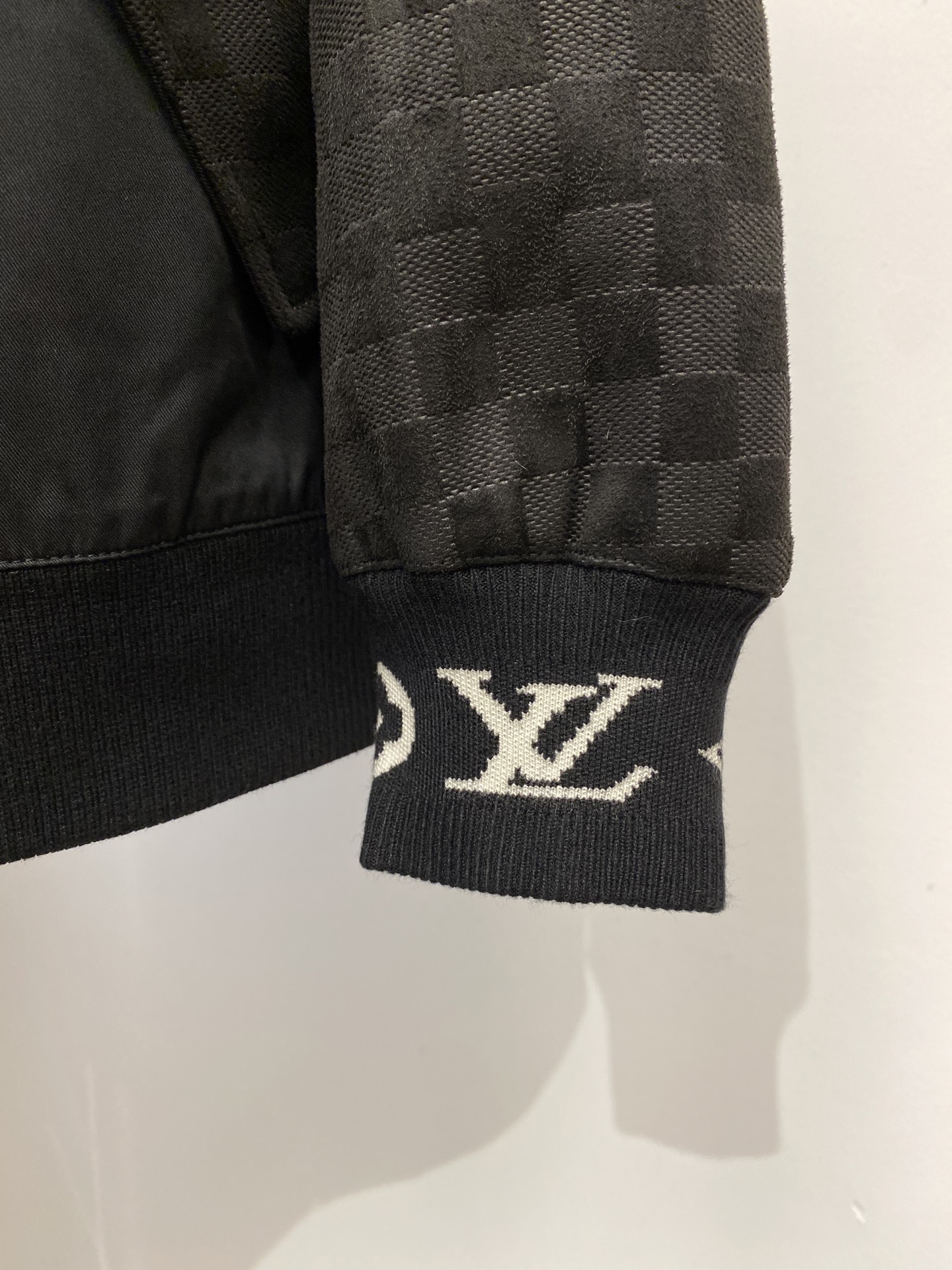 ￼路易威登、2025新品夹克外套，时尚帅气，简约百搭款，胸前五金装饰字母logo，定制原版面料，不仅挺括