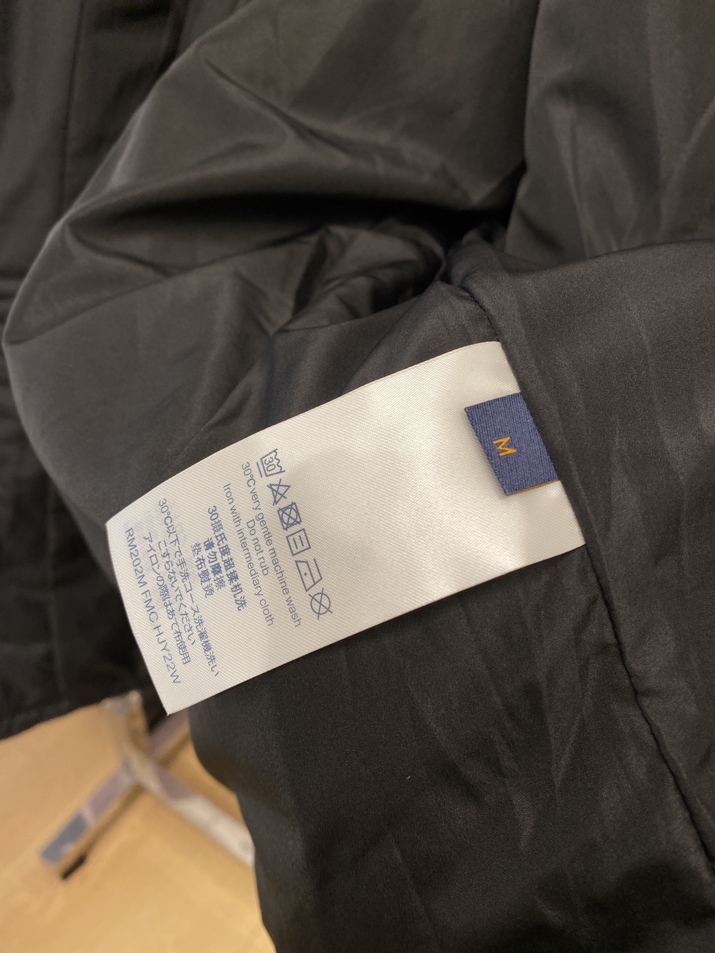 ￼路易威登、2025新品棉服外套，时尚帅气，简约百搭款，原版五金辅料logo，定制原版面料，不仅挺括，保