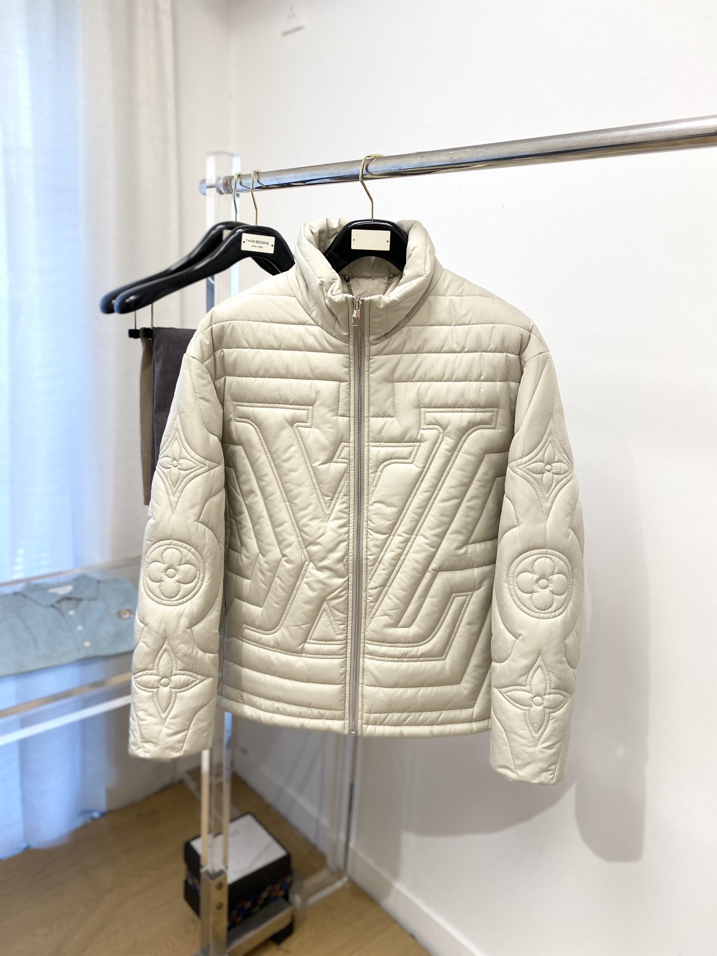 NO:524188,y Louis Vuitton, new cotton jacket, fashionable and handsome, simple and versatile style, original hardware and accessories logo, customized original fabric, not only crisp, maintains the trendy silhouette, and is comfortable to wear, and the yarn is more delicate, the number M-3XL, louis vuitton, jackets & coats, alexander wang19860909y路易威登、新品棉服外套,时尚帅气,简约百搭款,原版五金辅料logo,定制原版面料,不仅挺括,保持潮流的廓形,又穿着舒适,纱织更细腻,码数M-3XL,,louis vuitton,jackets & coats,alexander wang,Men's clothing