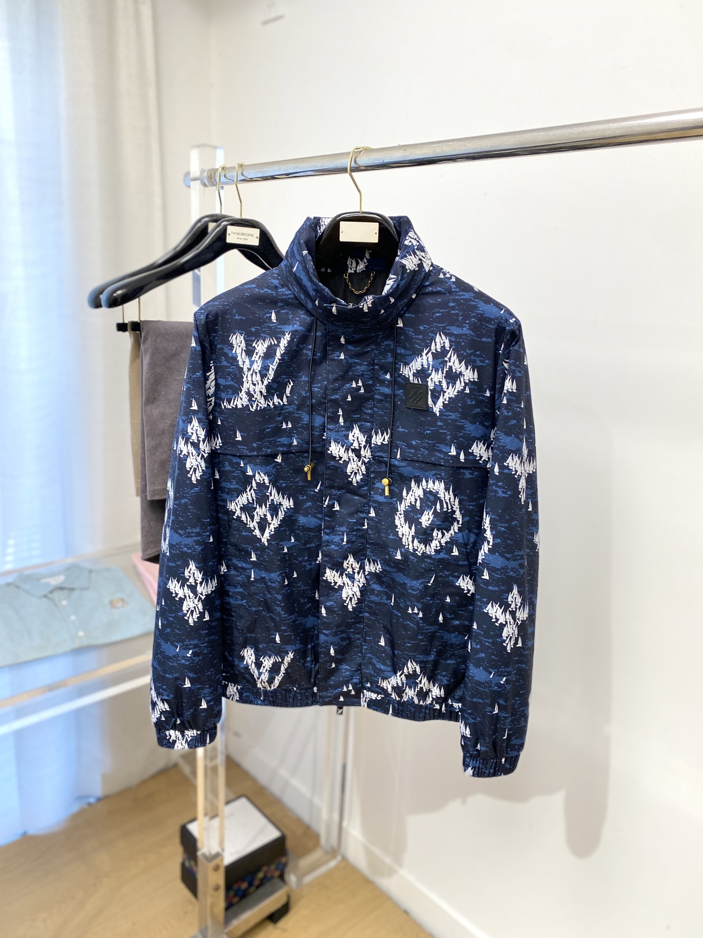 NO:525688,Louis Vuitton, new jacket jacket, fashionable and handsome, simple and versatile style, chest embroidered decorative letter logo, customized original fabric, not only crisp, maintains the trendy silhouette, and is comfortable to wear, and the yarn is more delicate, the number M-3XL, louis vuitton, jackets & coats, jackets & coats, alexander wang19860909路易威登、新品夹克外套,时尚帅气,简约百搭款,胸前刺绣装饰字母logo,定制原版面料,不仅挺括,保持潮流的廓形,又穿着舒适,纱织更细腻,码数M-3XL,,louis vuitton,jackets & coats,jackets & coats,alexander wang,Men's clothing