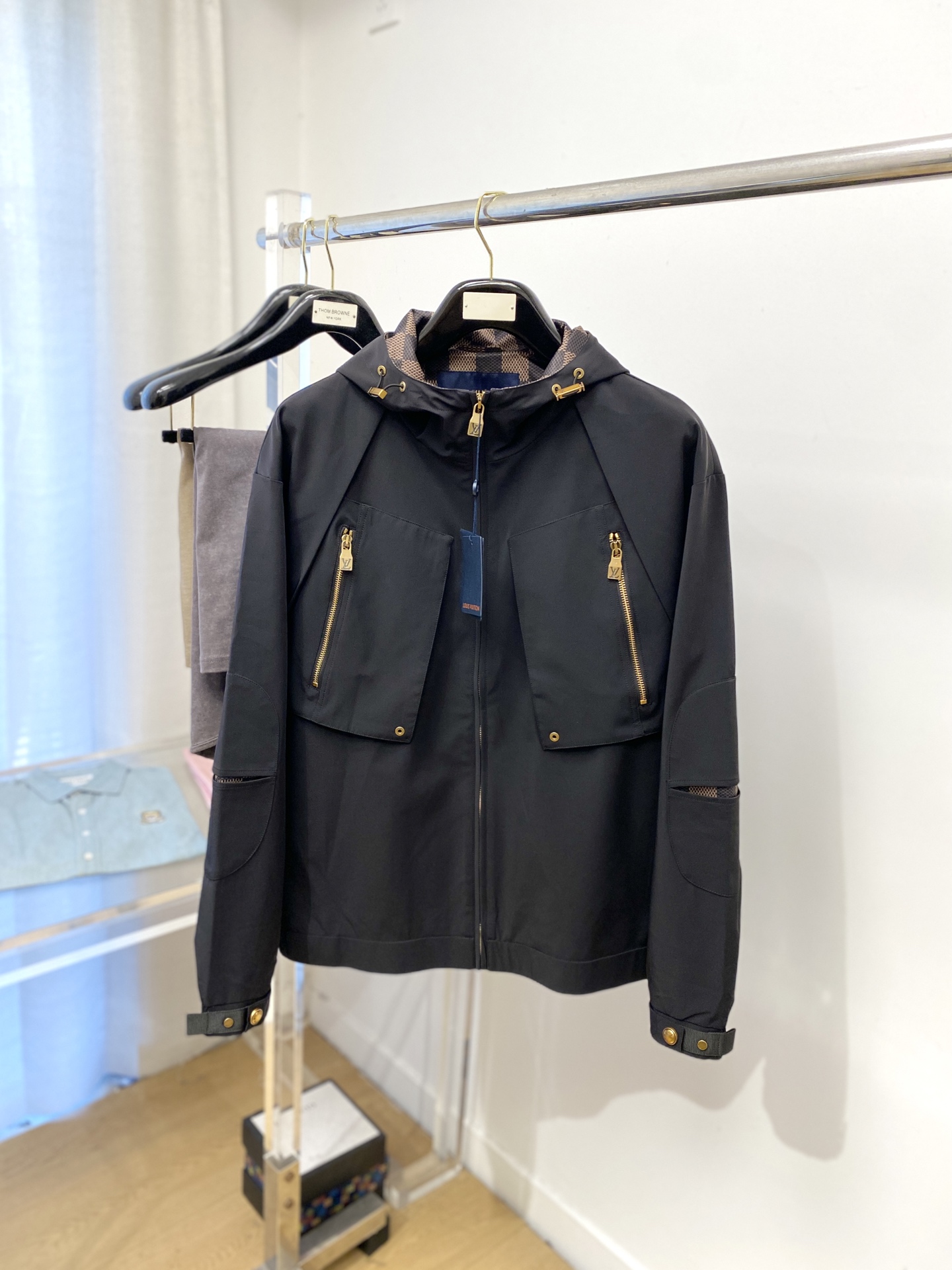 NO:525692,Louis Vuitton, new jacket, fashionable and handsome, original hardware and accessories logo, simple and versatile, customized original fabric, not only crisp, maintains the trendy silhouette, and is comfortable to wear, and the yarn is more delicate, the number M-3XL, louis vuitton, jackets & coats, jackets & coats, alexander wang19860909路易威登、新品夹克外套,时尚帅气,原版五金辅料logo,简约百搭款,定制原版面料,不仅挺括,保持潮流的廓形,又穿着舒适,纱织更细腻,码数M-3XL,,louis vuitton,jackets & coats,jackets & coats,alexander wang,Men's clothing