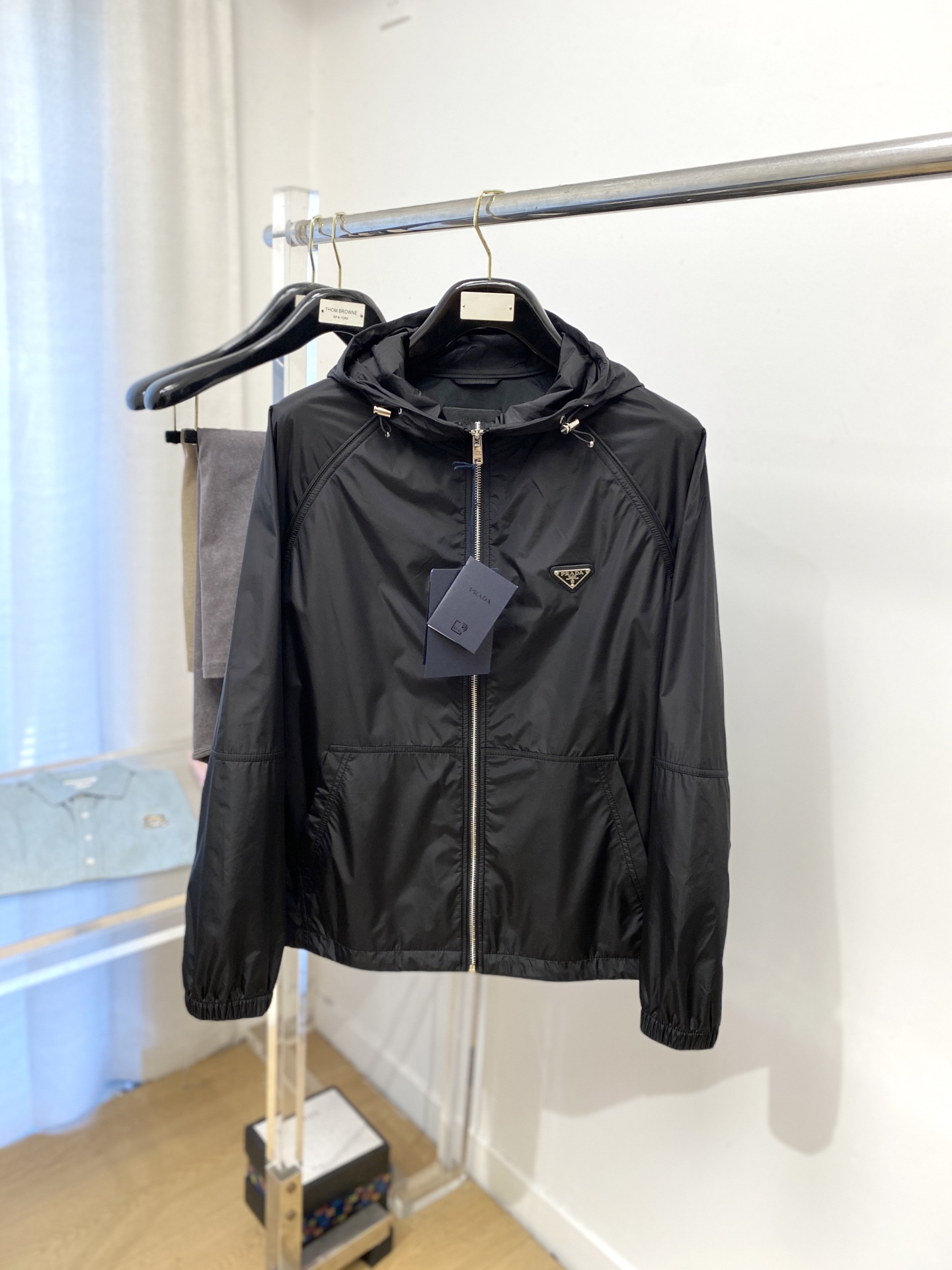 NO:525690,Prada, new jacket, fashionable and handsome, chest hardware decorative triangle logo, simple and versatile style, customized original fabric, not only crisp, maintains the trendy silhouette, and is comfortable to wear, and the yarn weaving is more delicate, code number M-3XL, prada, jackets & coats, jackets & coats, alexander wang19860909普拉达、新品夹克外套,时尚帅气,胸前五金装饰三角标logo,简约百搭款,定制原版面料,不仅挺括,保持潮流的廓形,又穿着舒适,纱织更细腻,码数M-3XL,,prada,jackets & coats,jackets & coats,alexander wang,Men's clothing