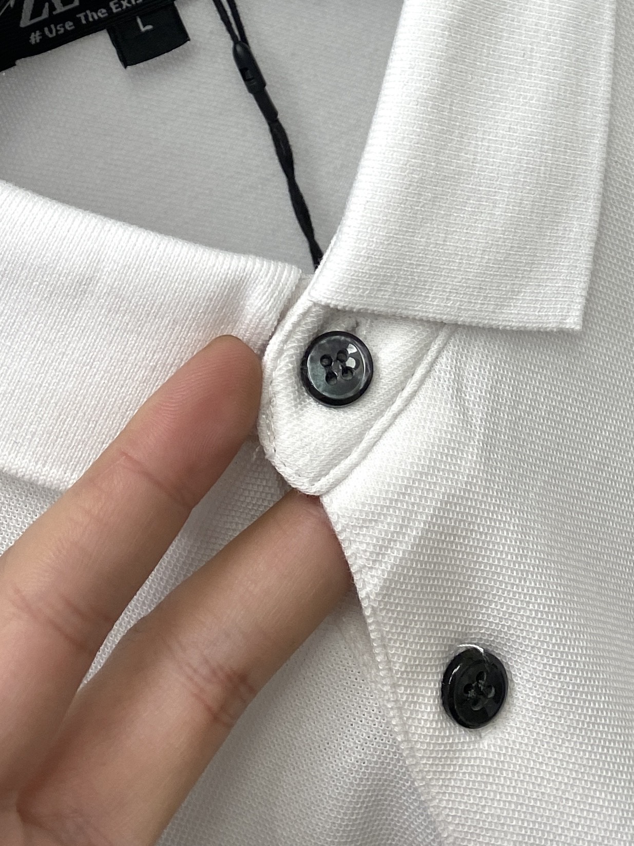 ￼杰尼亚、2025新品长袖，帅气时尚，简约百搭款。胸前精致刺绣字母logo，面料棉 不仅挺括，保持潮流的