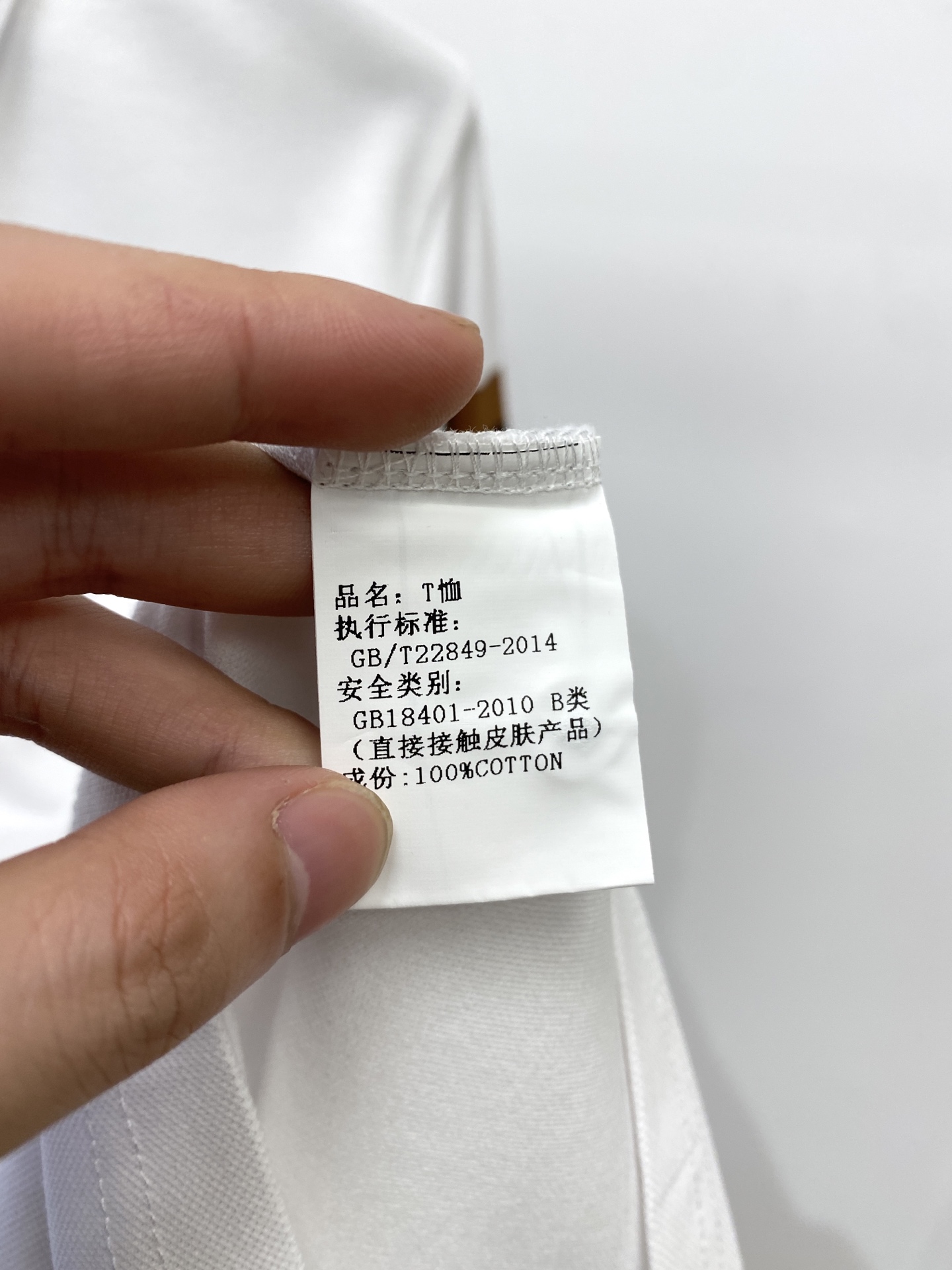 ￼杰尼亚、2025新品长袖，帅气时尚，简约百搭款。胸前精致刺绣字母logo，面料棉 不仅挺括，保持潮流的