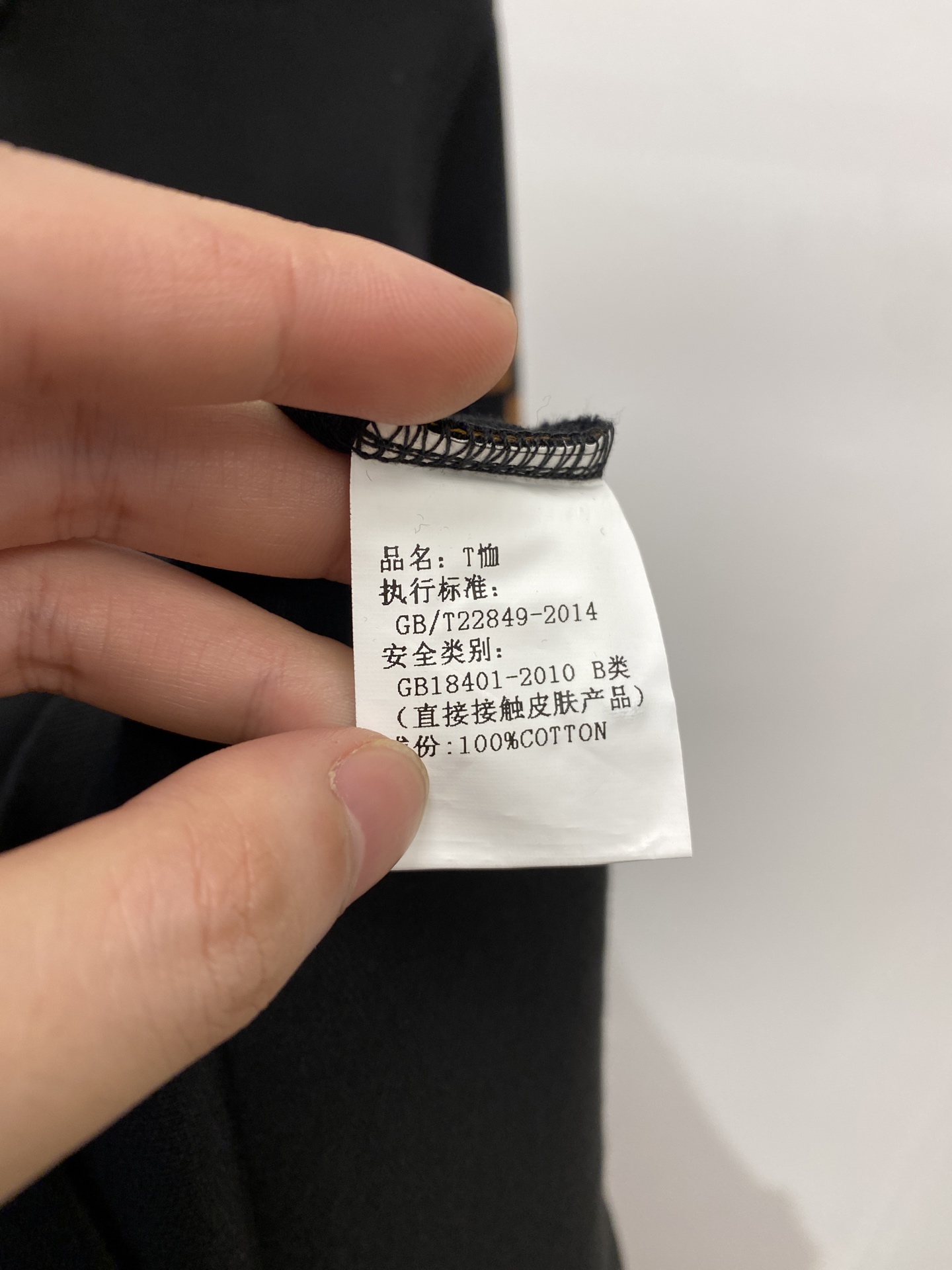 杰尼亚、2025新品长袖，帅气时尚，简约百搭款。胸前精致刺绣字母logo，面料棉 不仅挺括，保持潮流的廓
