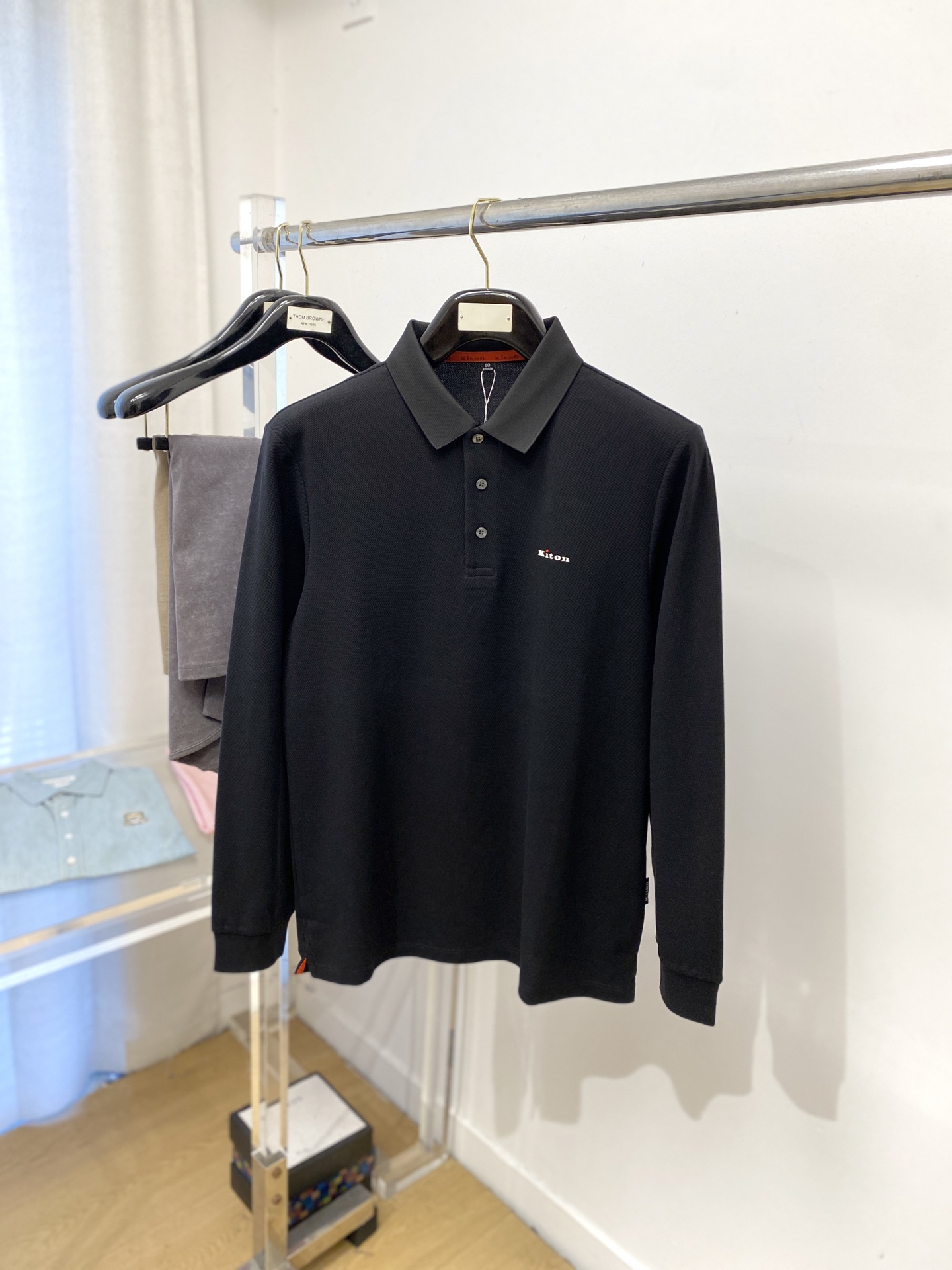 Kiton、2025新品长袖，帅气时尚，简约百搭款。胸前顶级印胶字母logo，面料棉 不仅挺括，保持潮流