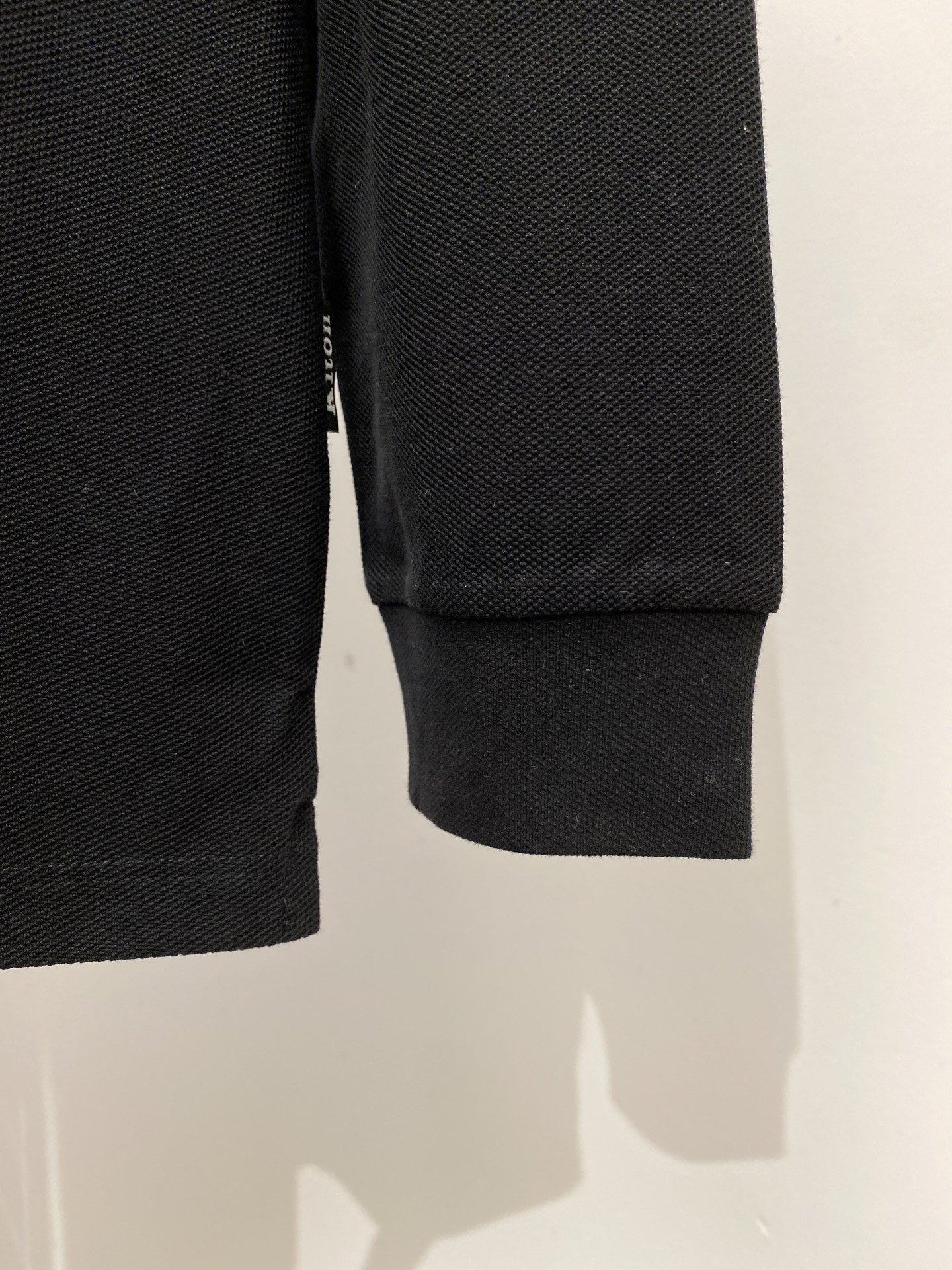 Kiton、2025新品长袖，帅气时尚，简约百搭款。胸前顶级印胶字母logo，面料棉 不仅挺括，保持潮流