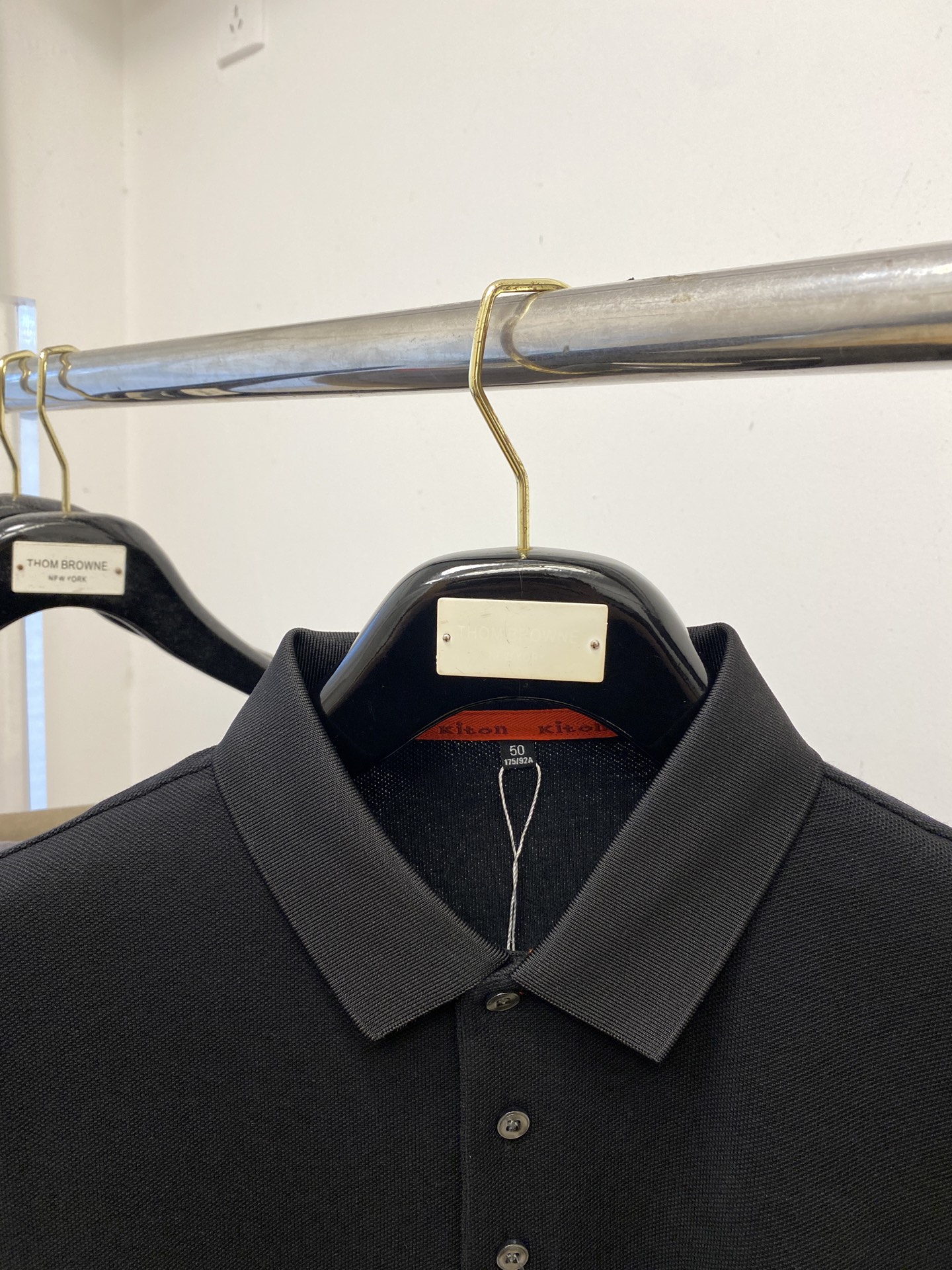 Kiton、2025新品长袖，帅气时尚，简约百搭款。胸前顶级印胶字母logo，面料棉 不仅挺括，保持潮流